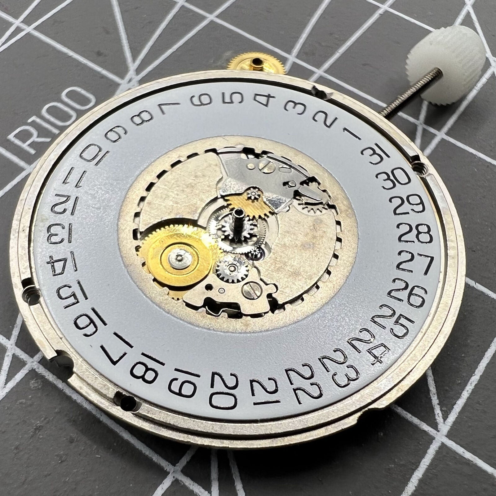 Swiss ETA 955.114 quartz watch movement with single calendar date at 3 o'clock