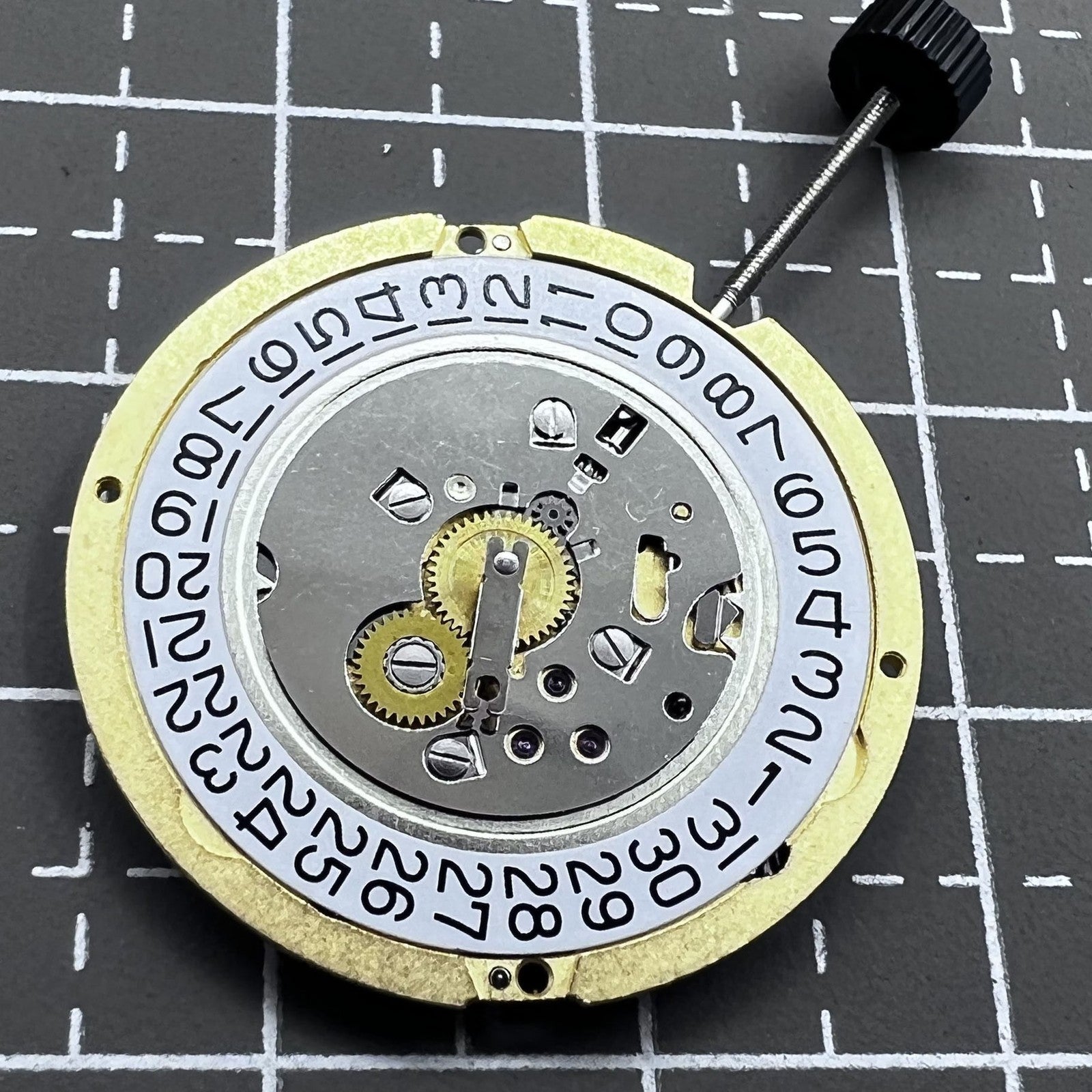 Ronda 1009 Schweizer Quarzuhr mit Datum bei 3 Uhr und zwei Zeigern f�r pr�zise Zeitmessung