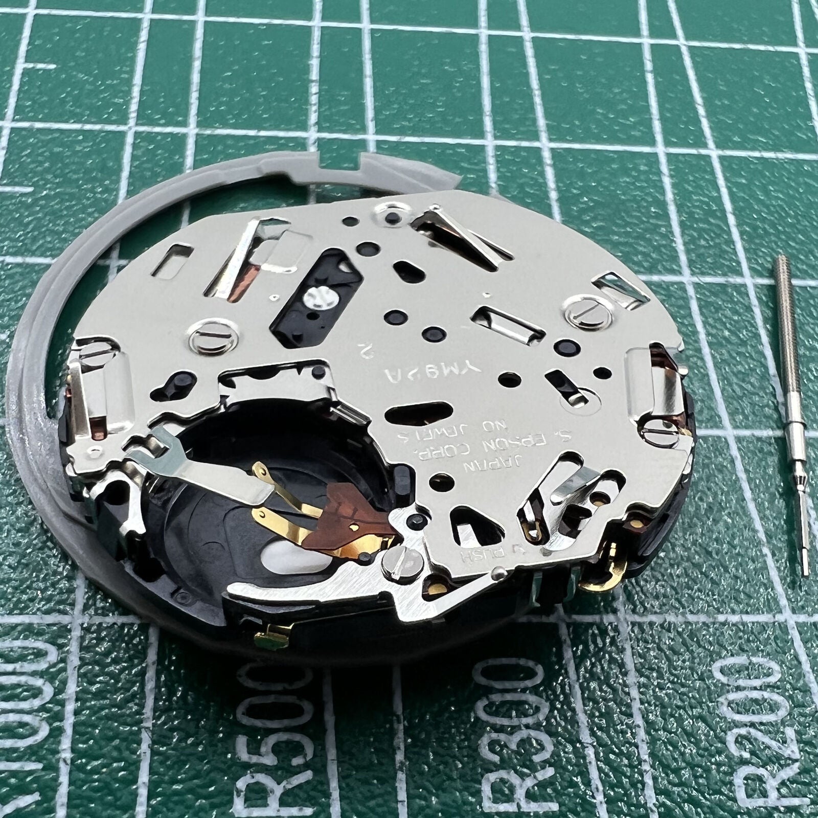 Hattori Epson TMI YM92A quartz watch movement, precise Japanese craftsmanship for accurate timekeeping.
