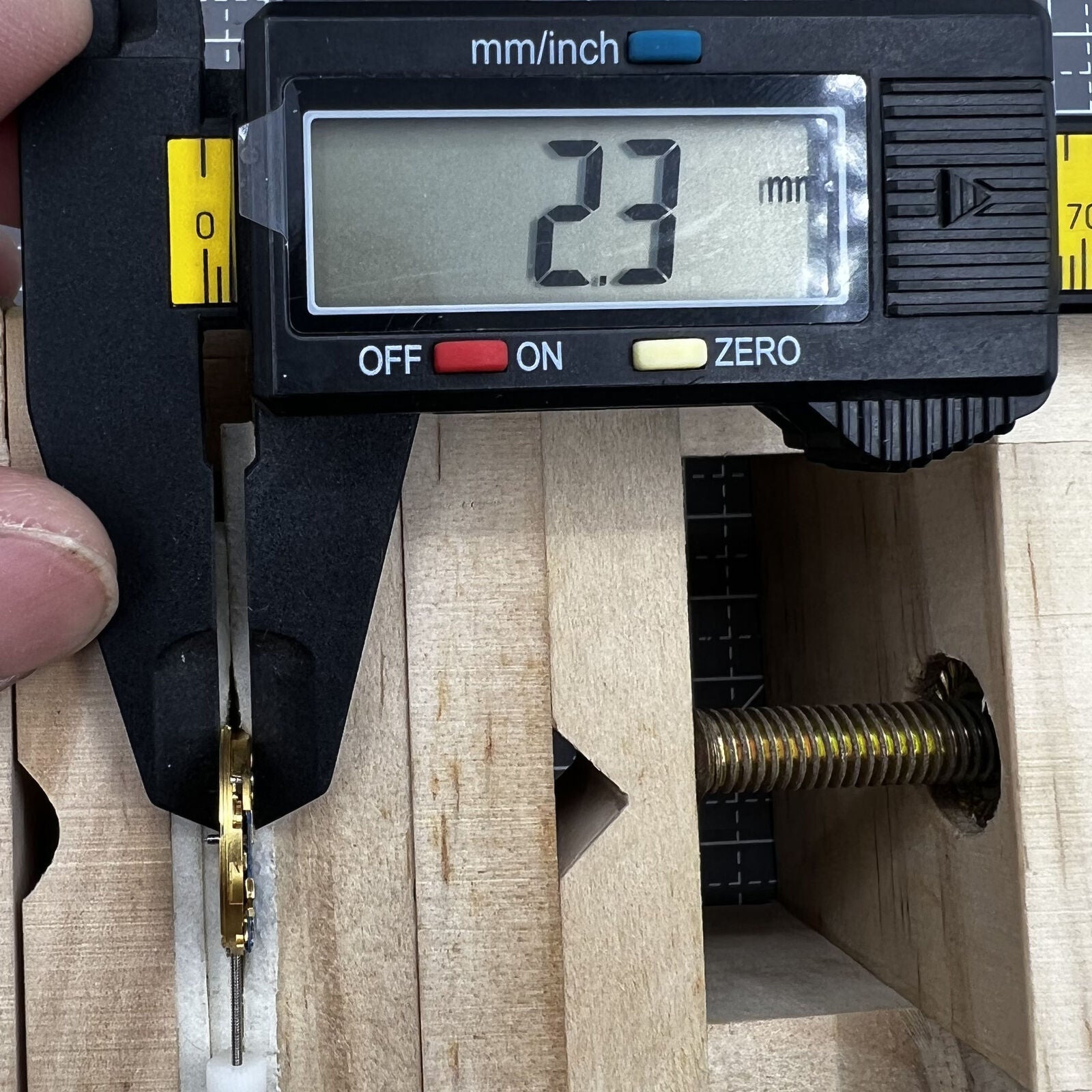 Swiss ETA 956.112 quartz watch movement with 3 hands, date window at 3, ensuring reliable precision.