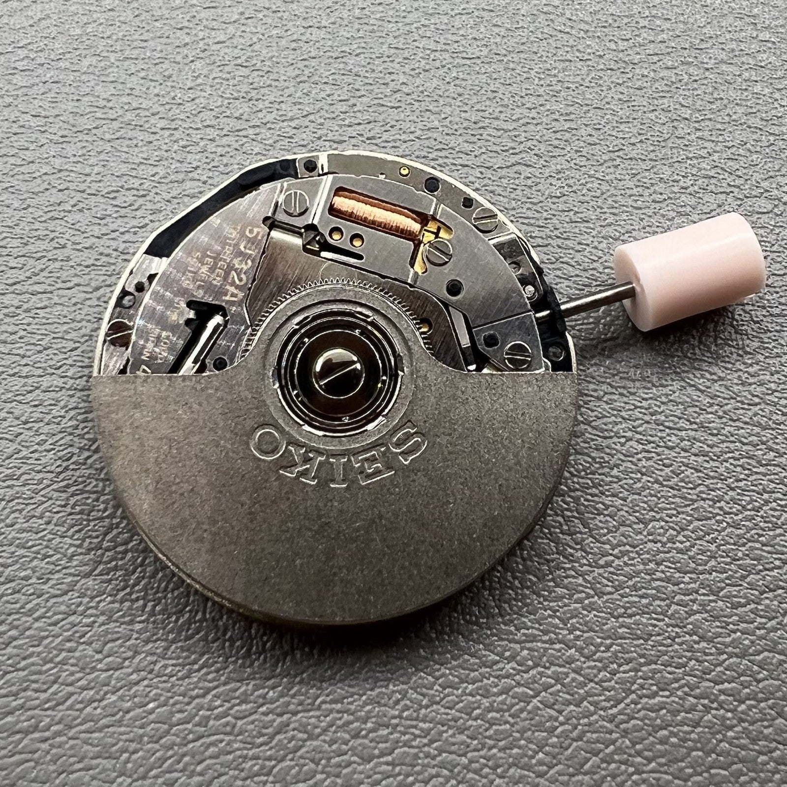 Seiko 5J32A quartz watch movement with black disk and single calendar for precise timekeeping