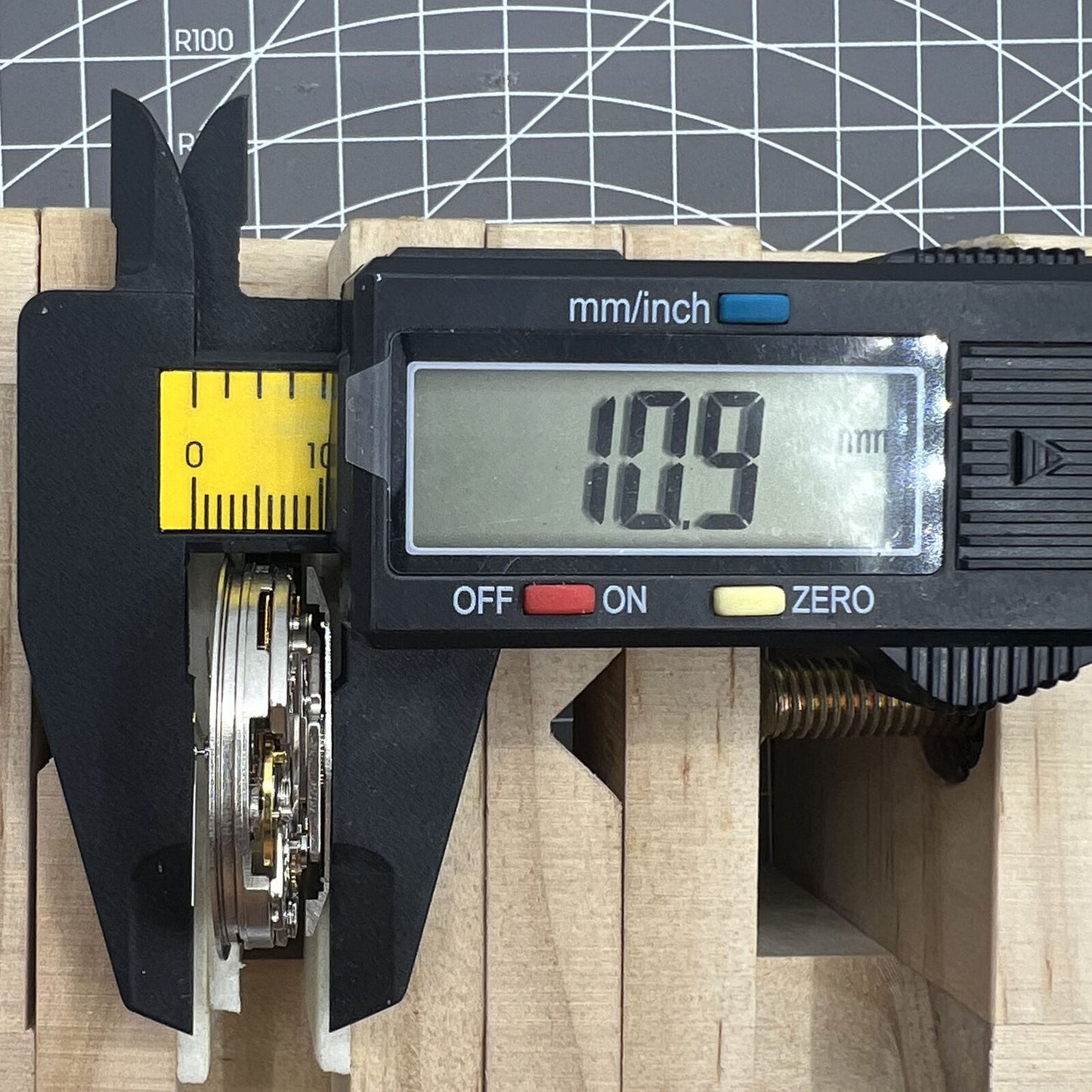 Automatisches Chronographenwerk ETA 7753 mit Anzeige bei 3 6 9 Uhr Position