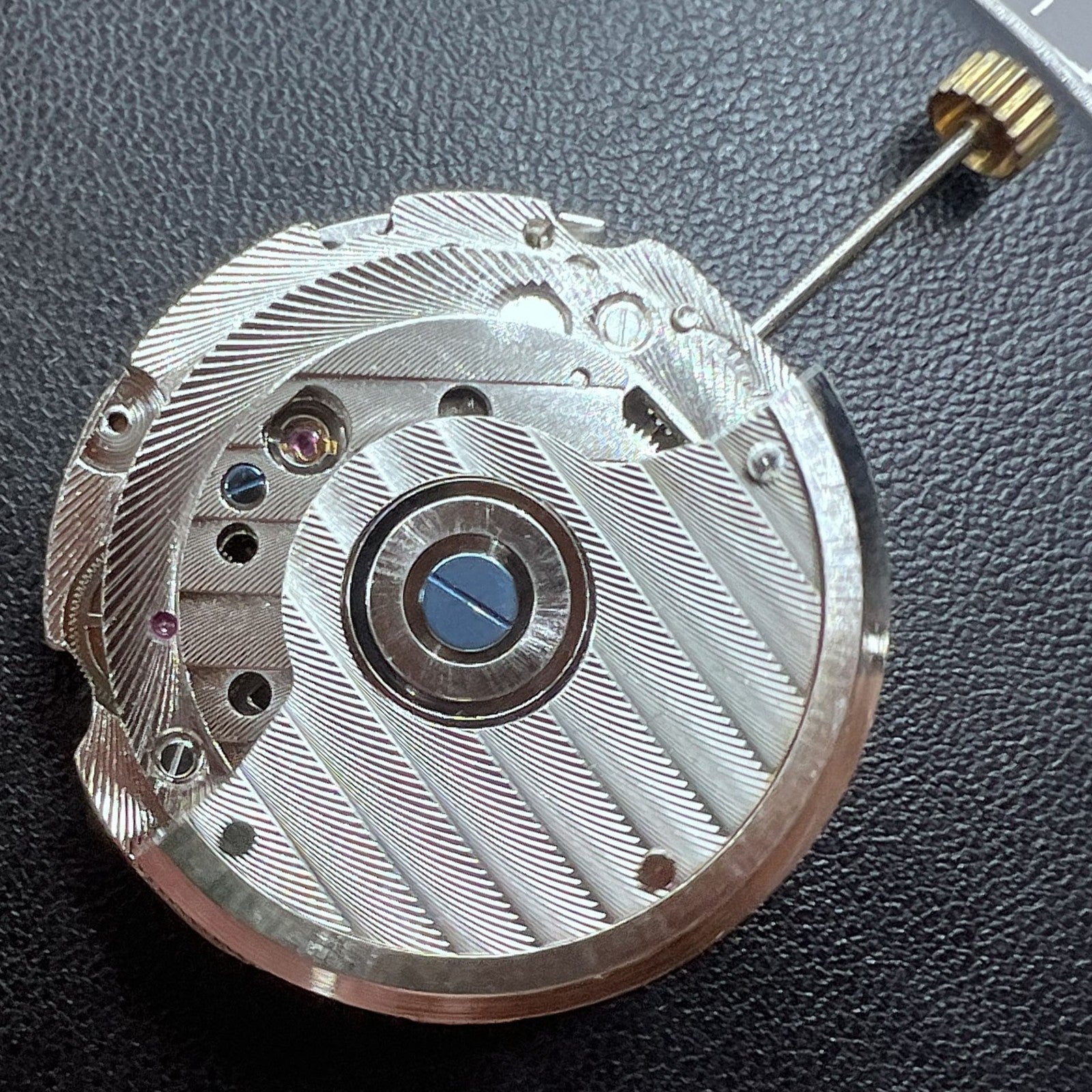 Multifunctional automatic watch with moon phase and 12-hour display, elegant design