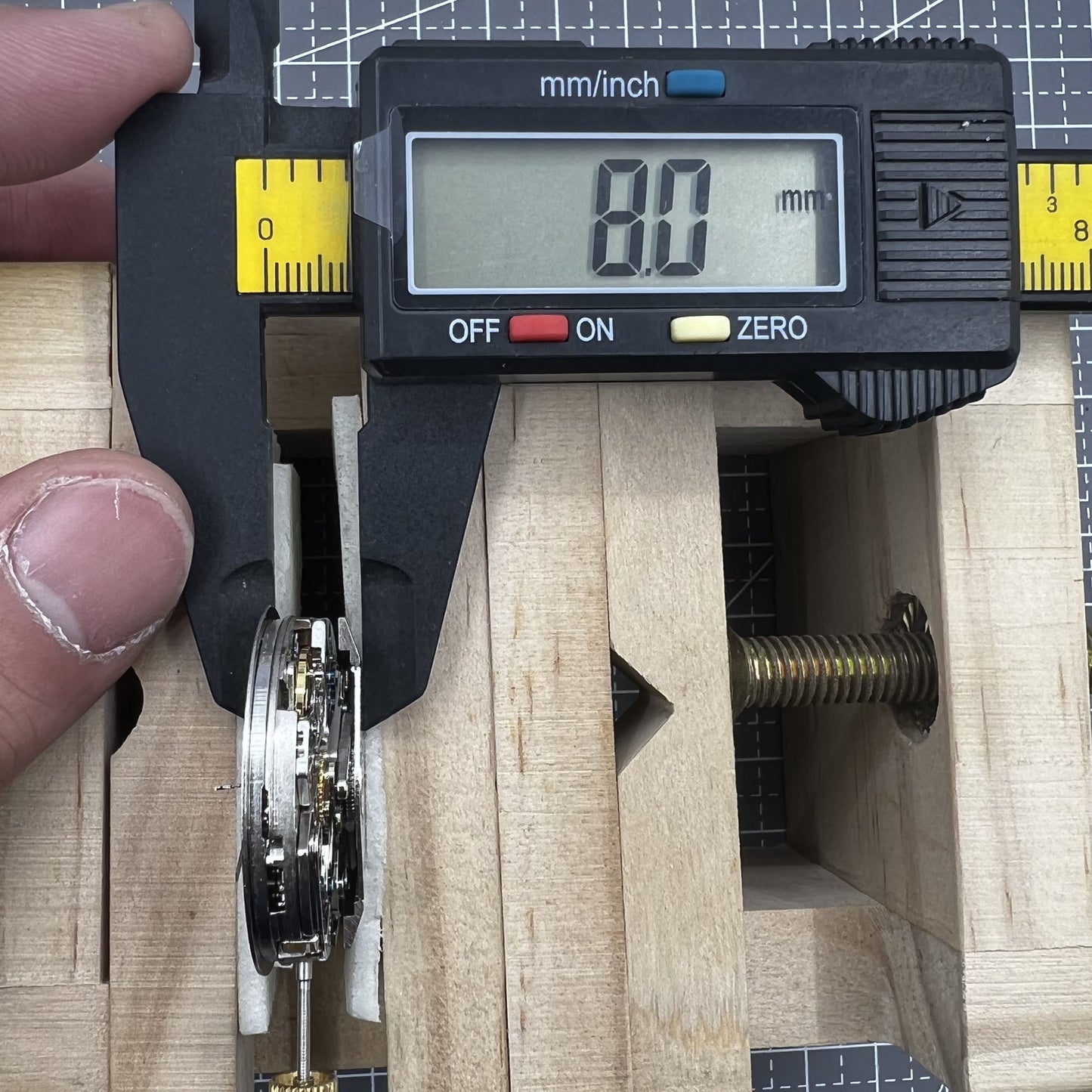 Chronograph mit schwarzem Zifferblatt Modell 7750 Kleine Sekunde bei 9 Uhr Tag und Datum mit drei Zeigern