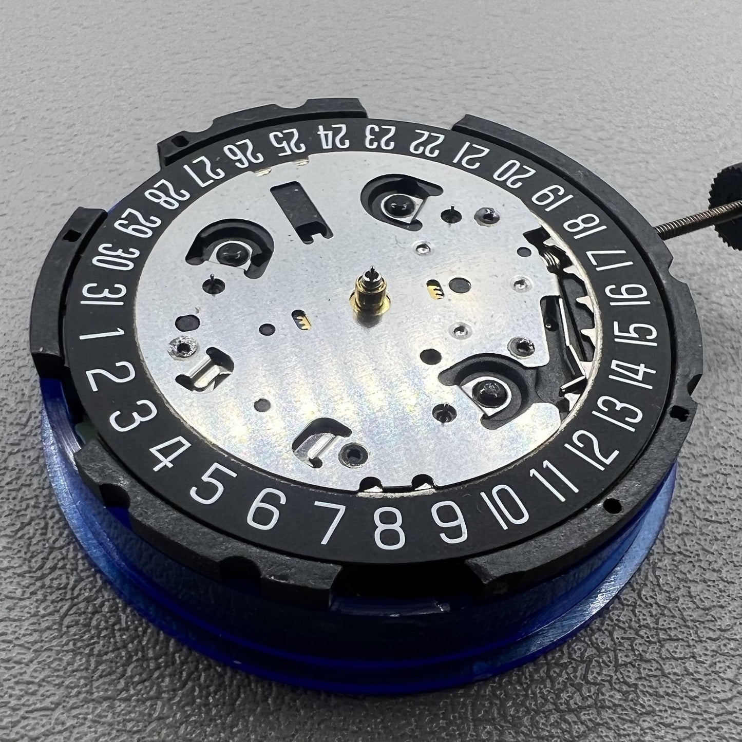 G10.212 ETA Quarzwerk Schwarzes Zifferblatt 3 Zeiger Datum 6 Uhr Ersatz für