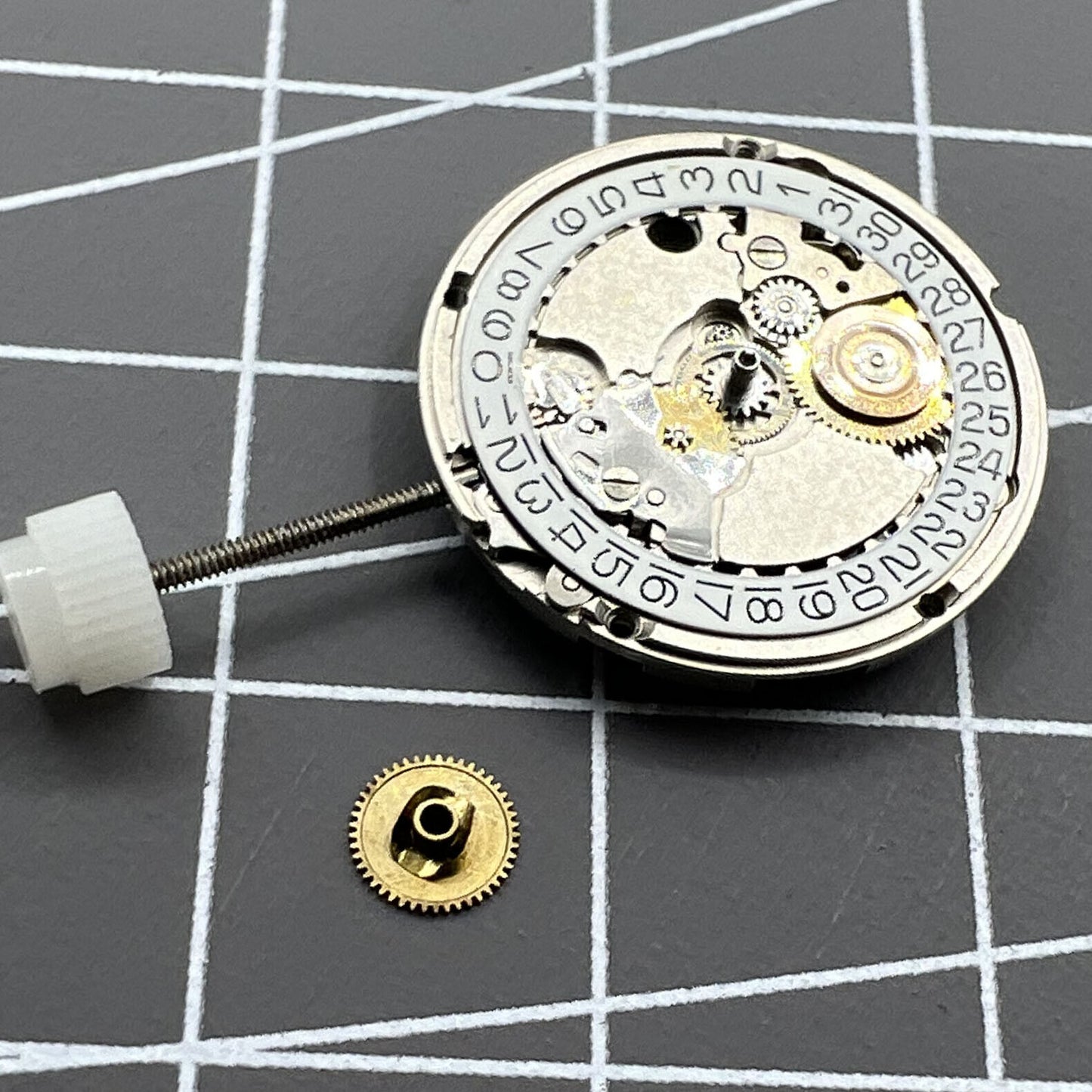 ETA556.115 Swiss Made quartz movement showing 3 hands and date display at 3 o?clock for accurate timekeeping.