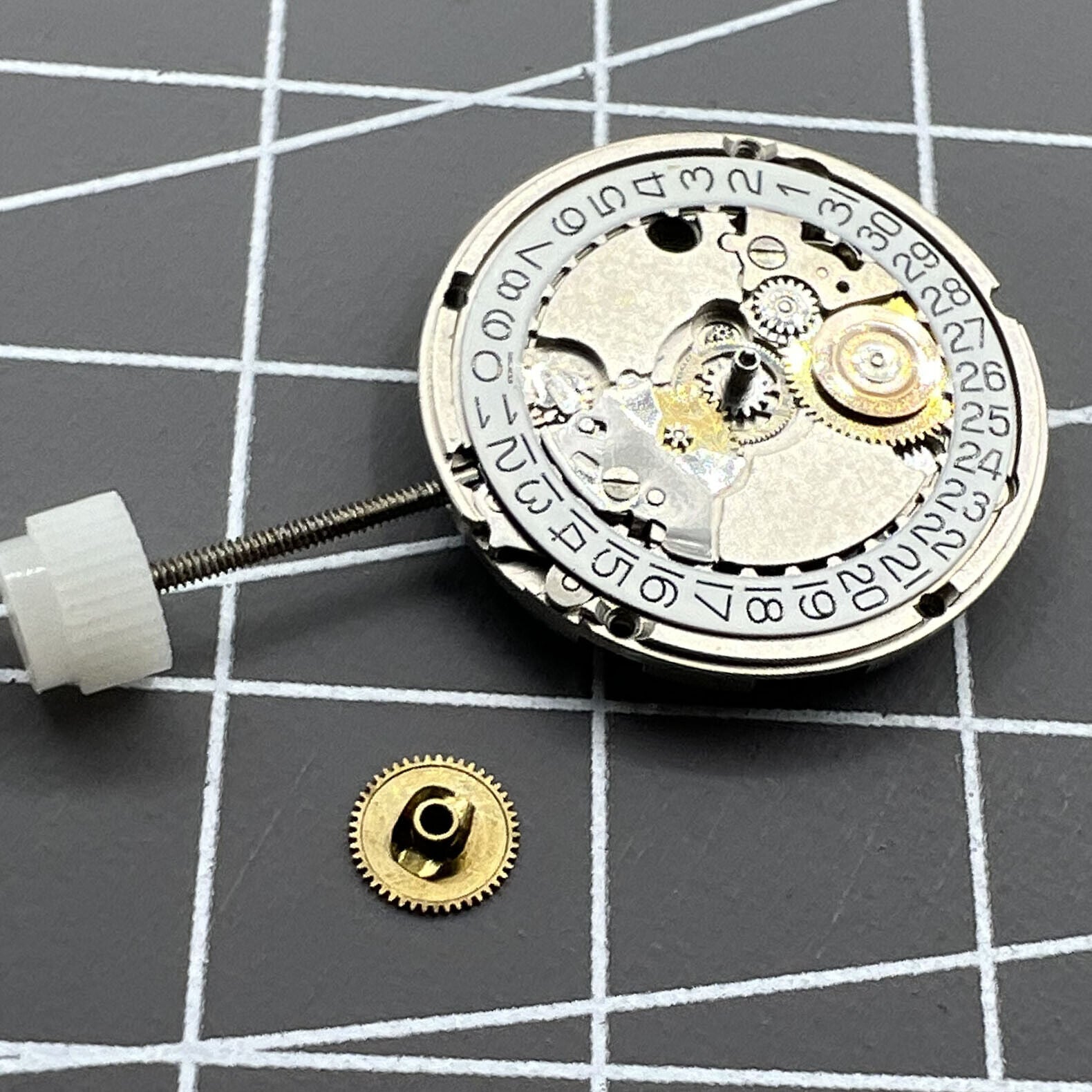 ETA556.115 Swiss Made quartz movement showing 3 hands and date display at 3 o?clock for accurate timekeeping.