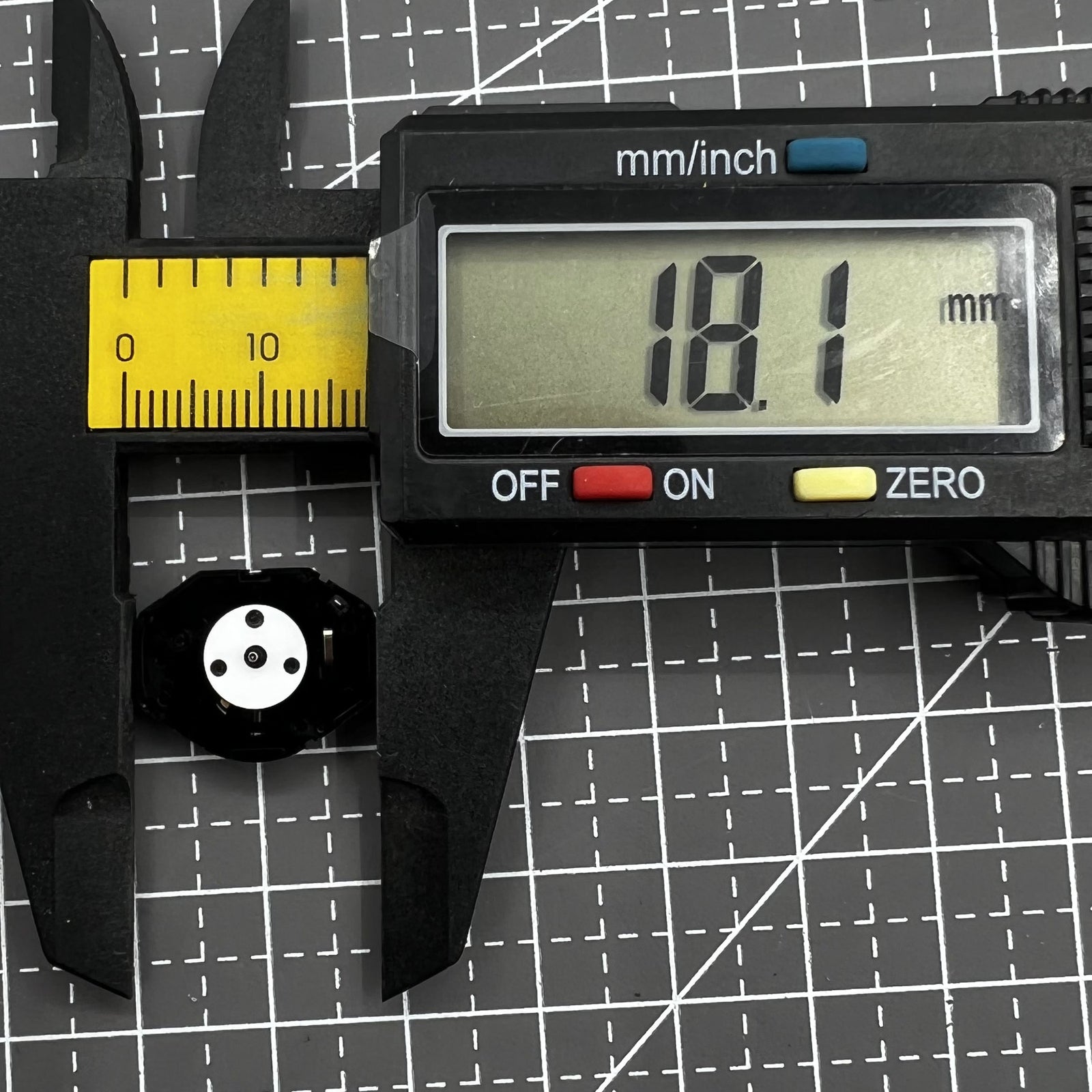 Hattori Epson PC21 quartz watch movement, ensuring precise timekeeping for wristwatches.