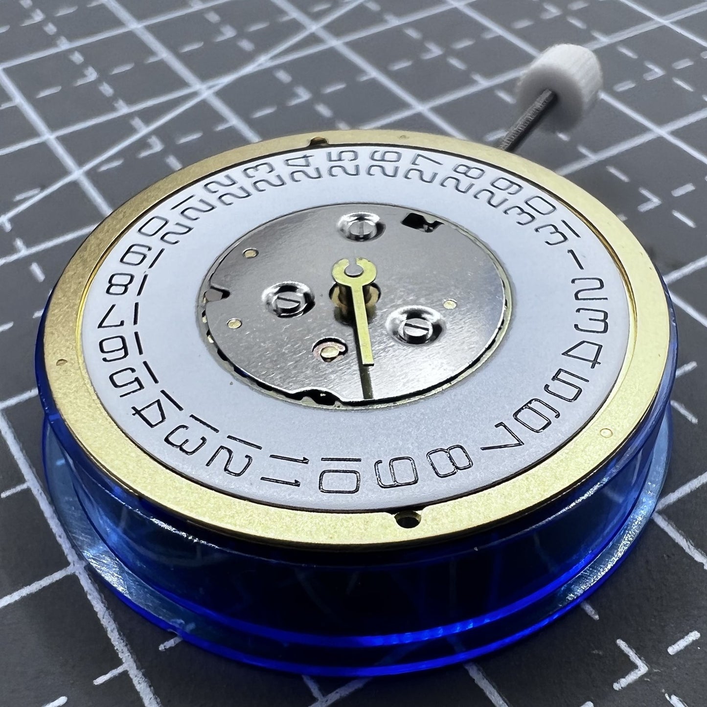 Swiss ISA 220 quartz watch movement with single calendar date at 3 o'clock, ideal for precise timekeeping accessories.