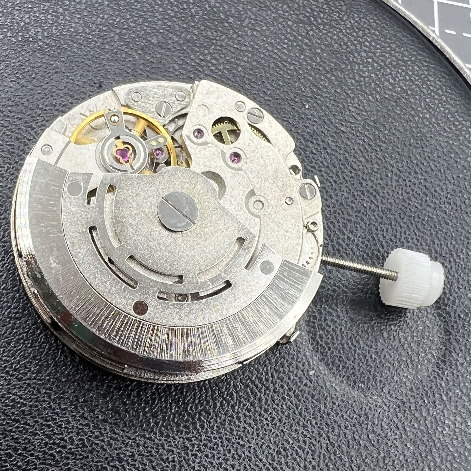 8205 2813 automatic watch accessory with mechanical movement and single calendar for precise timekeeping.