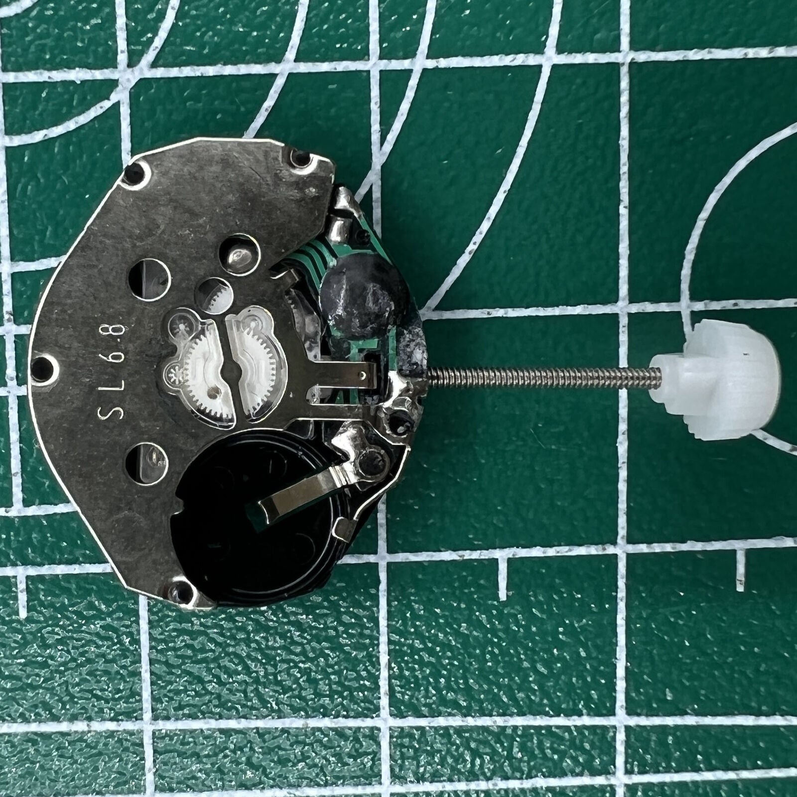 Sunon SL68 quartz watch movement with 3 hands, ideal for precise watch repair and replacement.