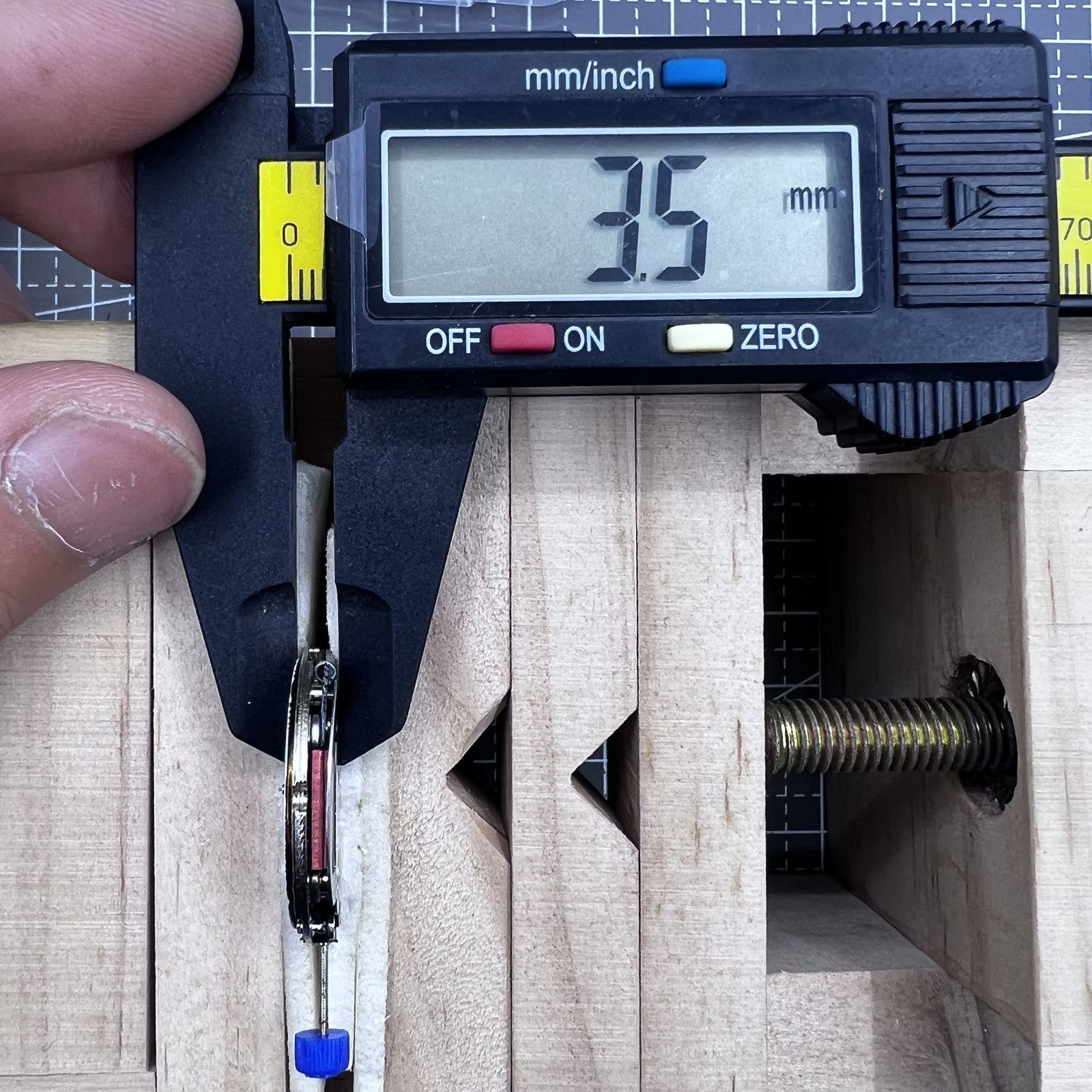 Swiss ISA 1198 quartz watch movement with 3 hands and English day-date display for precise timekeeping.