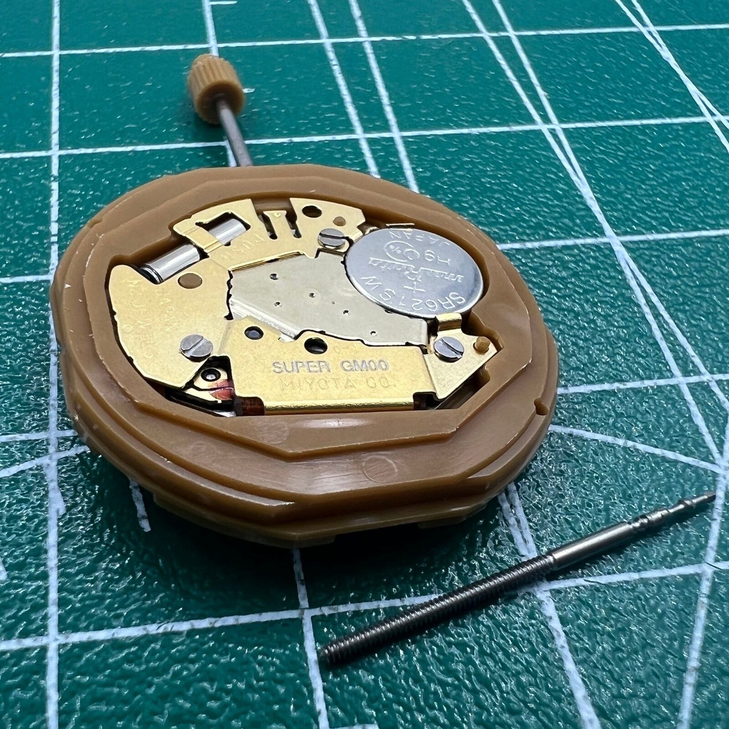 Miyota GM00 quartz watch movement with English and Chinese markings for precise timekeeping.