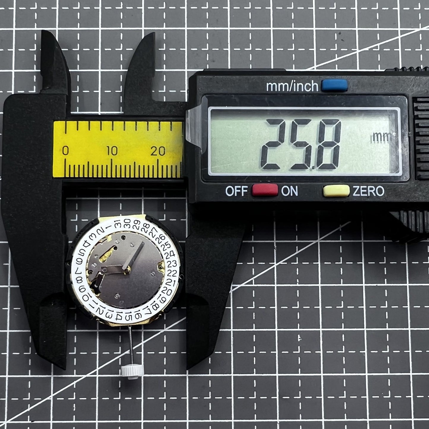 Multifunktionale Armbanduhr mit 6 Zeigern und Schweizer Ronda 3540D Quarzuhrwerk f�r pr�zise Zeitmessung.