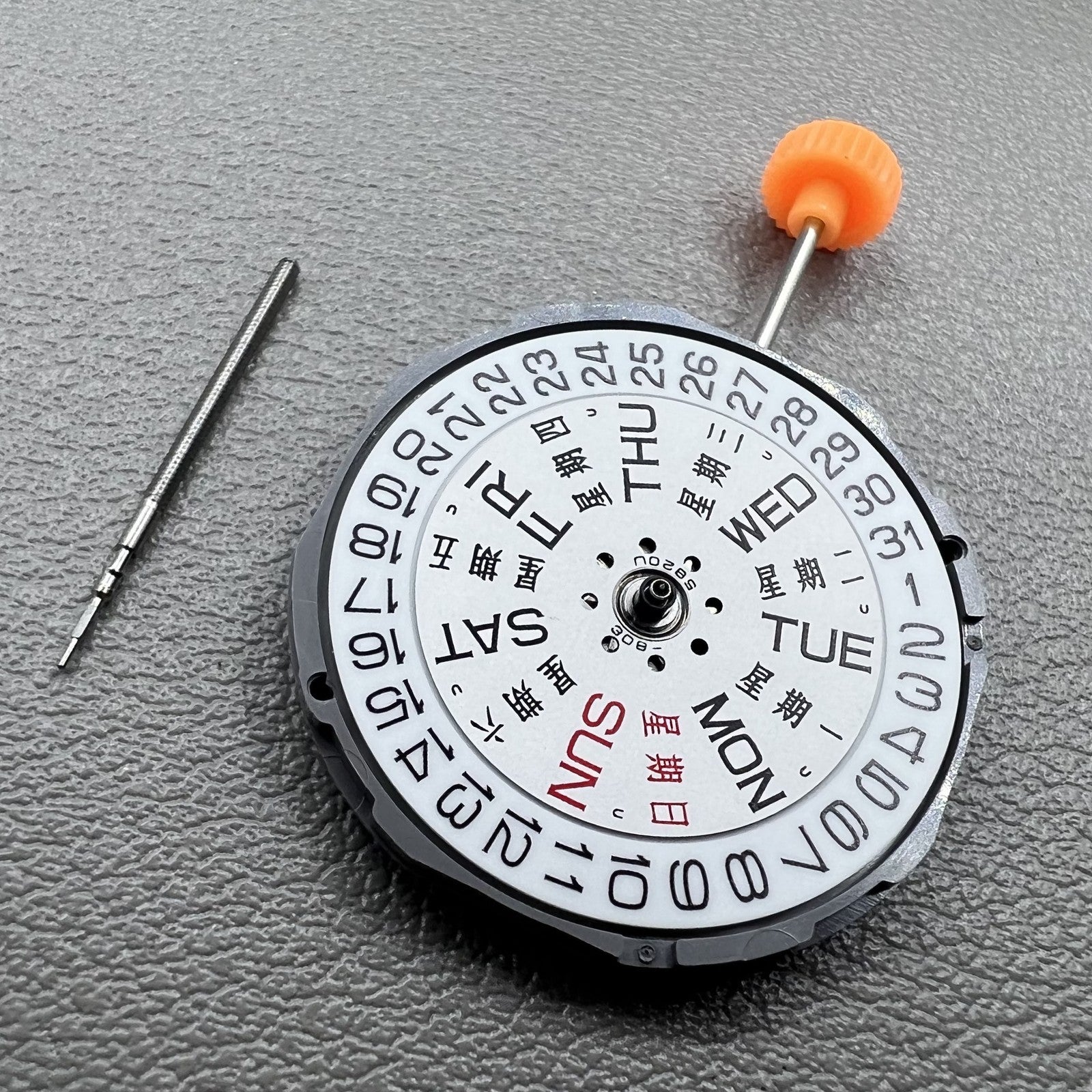 Japan Miyota 1M02 Quarz Uhrwerk mit drei Zeigern, Tag- und Datumsanzeige bei 3 Uhr, pr�zises Uhrwerk f�r Uhrenherstellung.