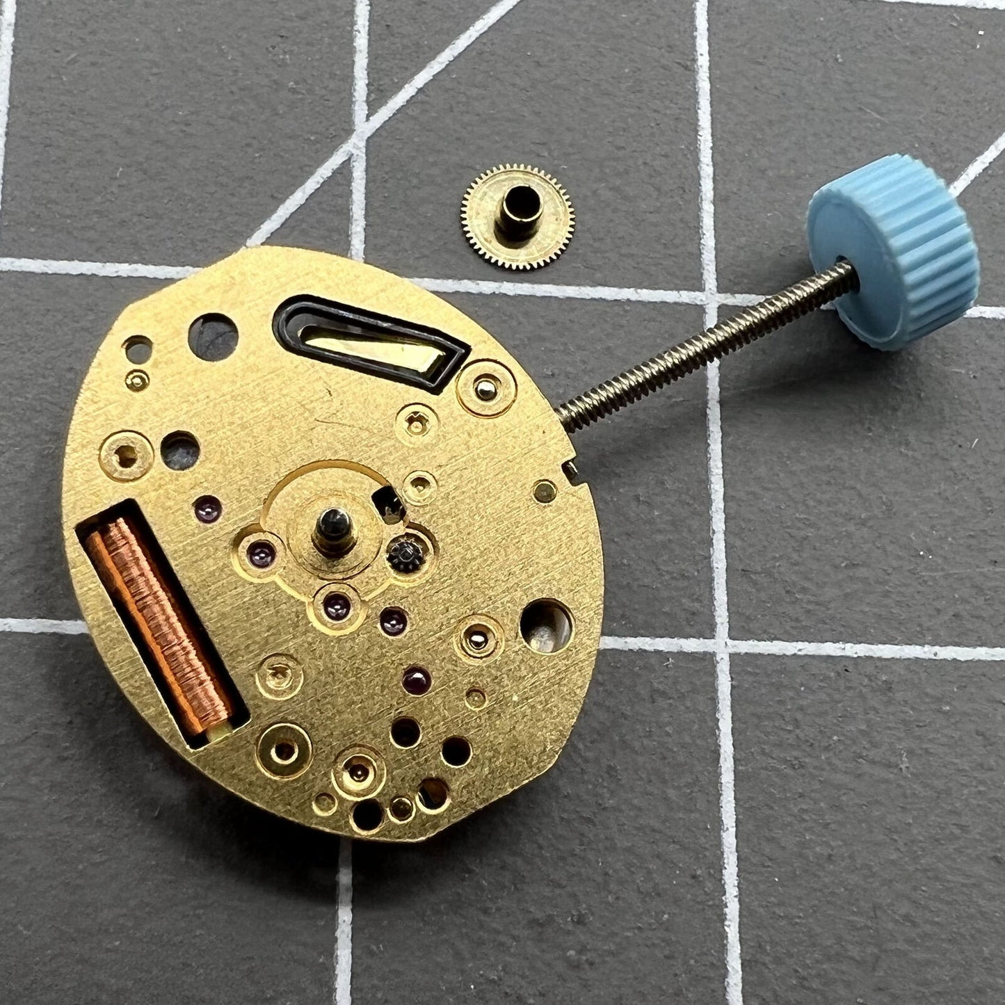 Swiss ETA 980.153 quartz watch movement with 2 hands, precision craftsmanship for watch accessories.