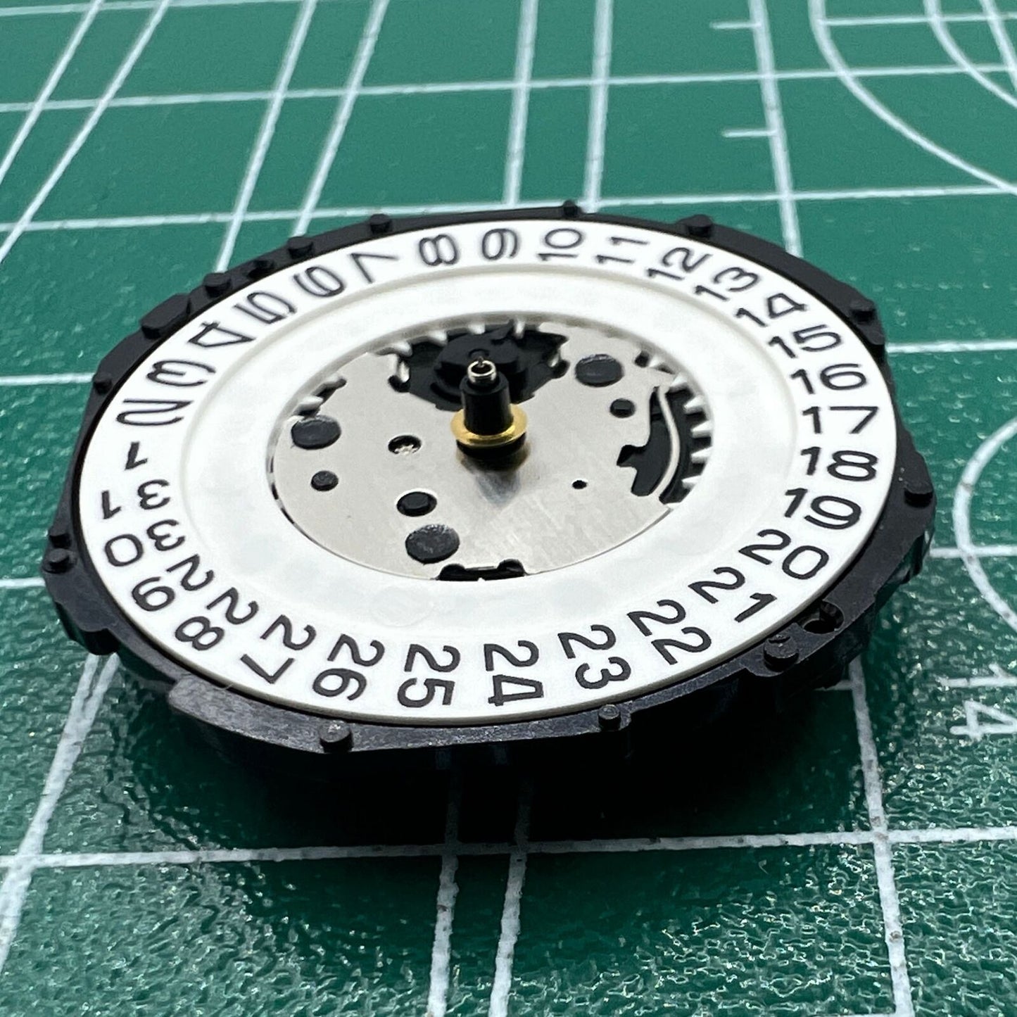 Hattori Epson PC32 quartz watch movement with 3 hands and date at 3, Japan made for watch accessories.