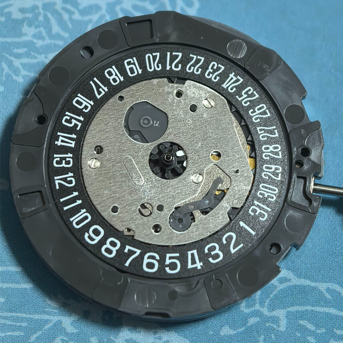 Japan Made Miyota OS21 quartz watch movement featuring a black disk wheel with zero jewels for precise timekeeping.