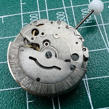 Wholesale China Made 2813 mechanical watch movement with single calendar date at 3 o'clock position, precision timing.