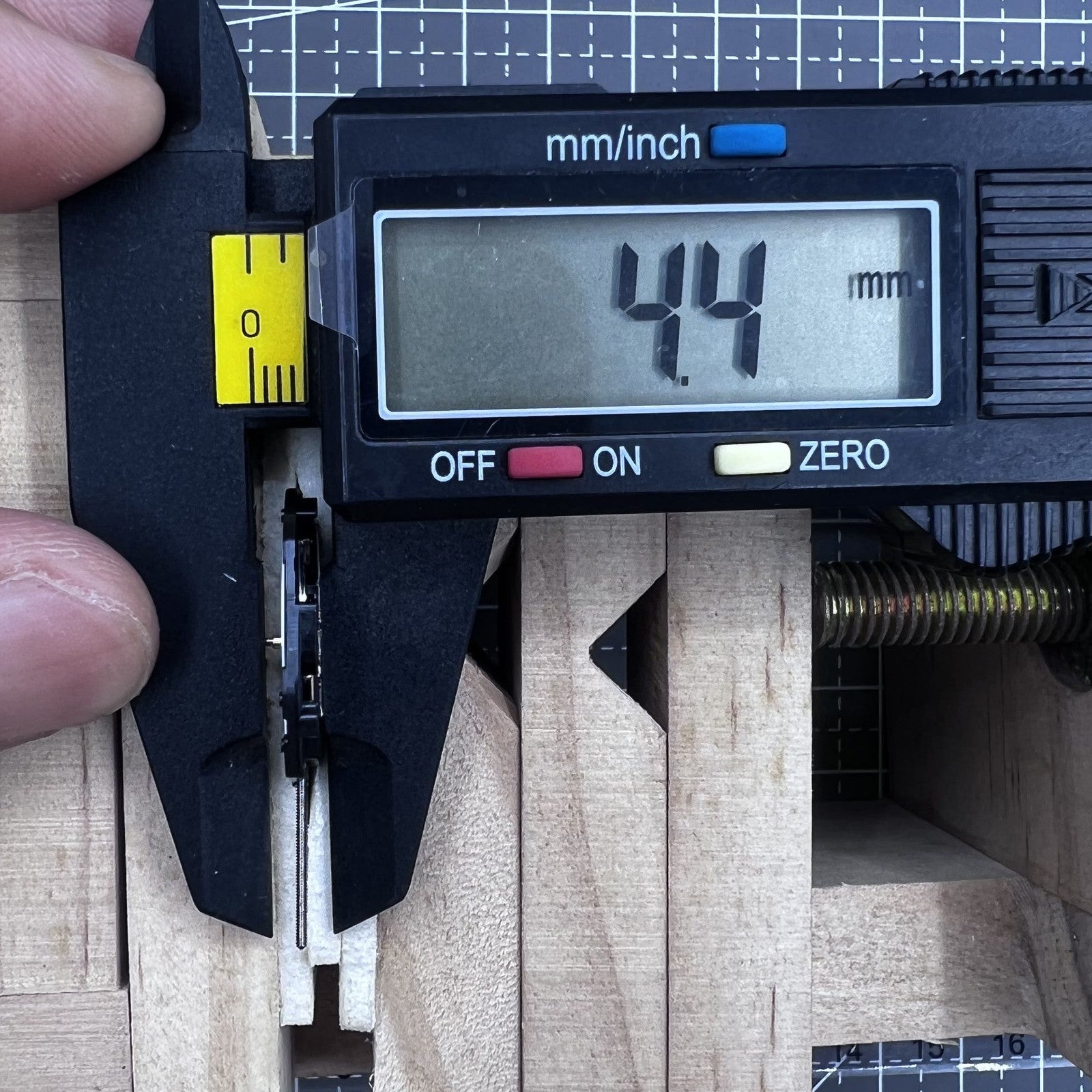 Seiko 7N32C Quartz watch movement showing three hands and single date at 3 o'clock for watch accessories.
