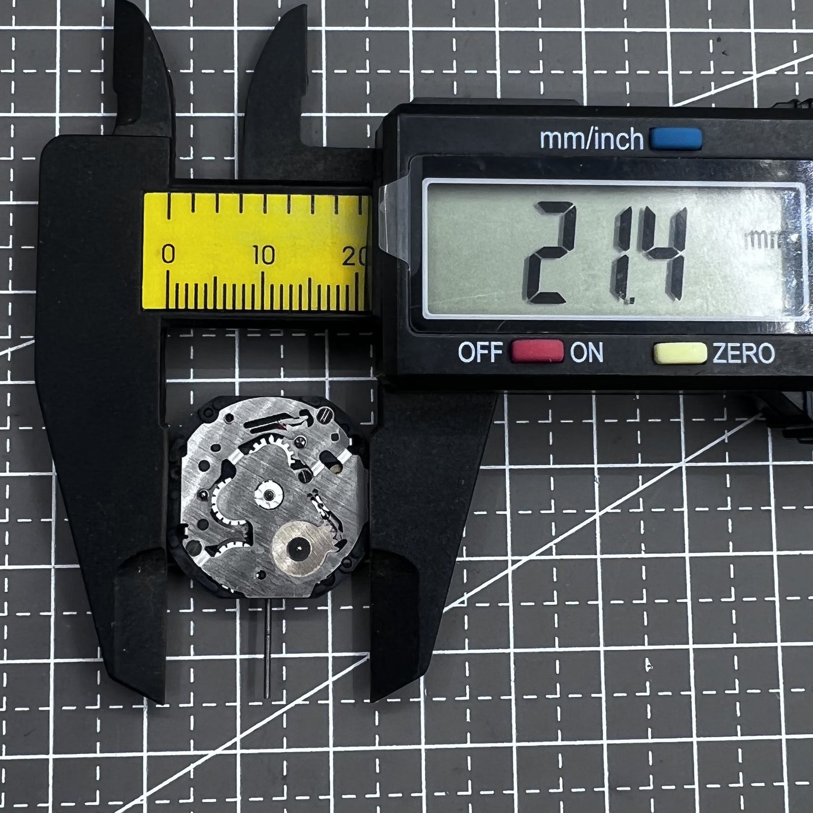 VX3LA Hattori multifunctional quartz watch movement with three dials for precise timekeeping