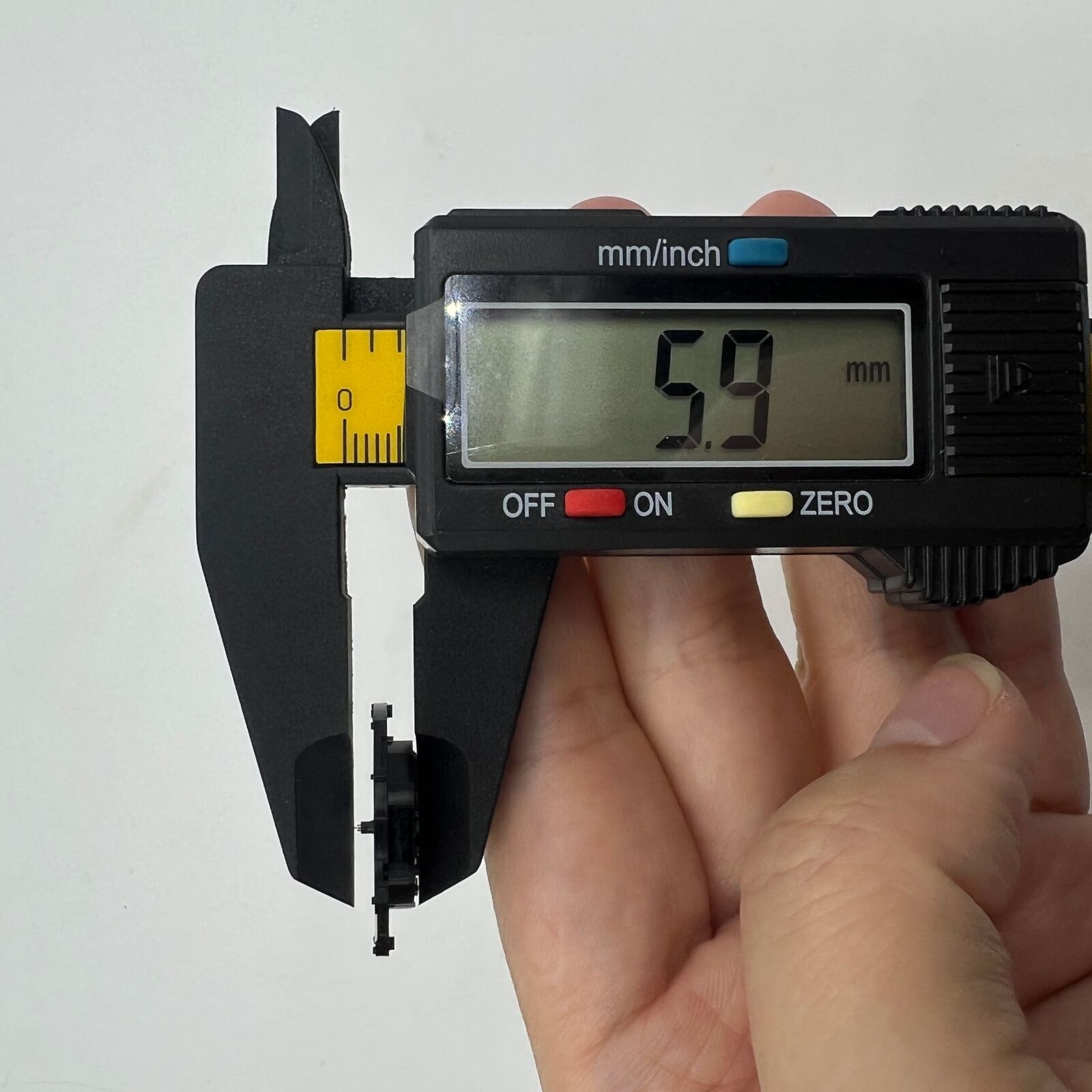 Hattori Epson PC32 quartz watch movement with date window at 3, Japanese precision for watch repairs.