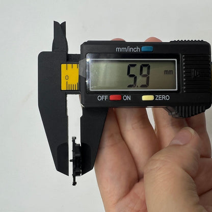 Hattori Epson PC32 quartz watch movement with date window at 3, Japanese precision for watch repairs.