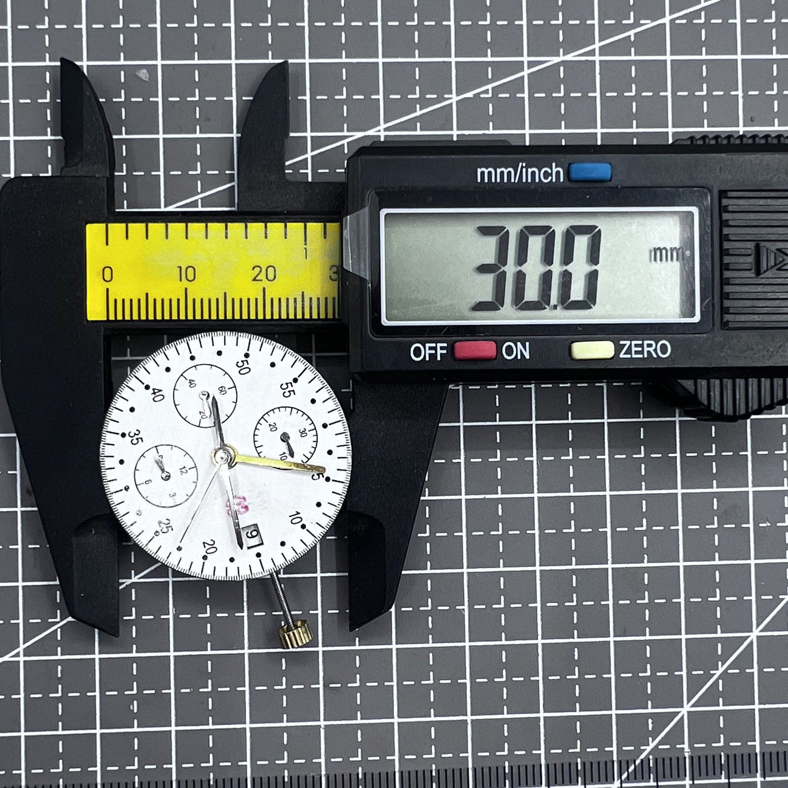 Mechanisches China 7750 Uhrwerk mit kleiner Sekunde, Datum und Stundenziffern 6, 9, 12 Uhr f�r Uhrzubeh�r.
