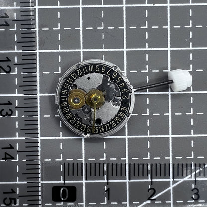 Schweizer Uhrwerk ETA 956.114 mit schwarzer Scheibe, goldenen Ziffern und Datumsanzeige f�r Uhrenzubeh�r.