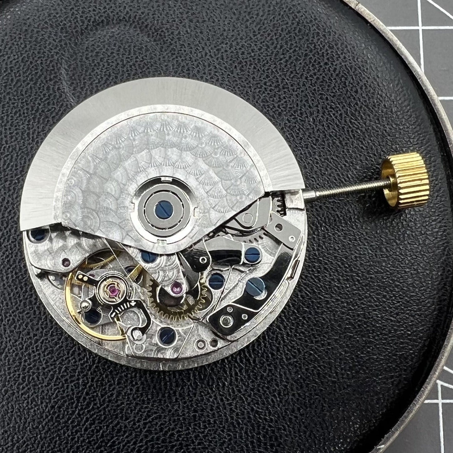 Dandong 7750 7753 automatic watch movement with single calendar at 6 o'clock, precise timekeeping by Dandong brand
