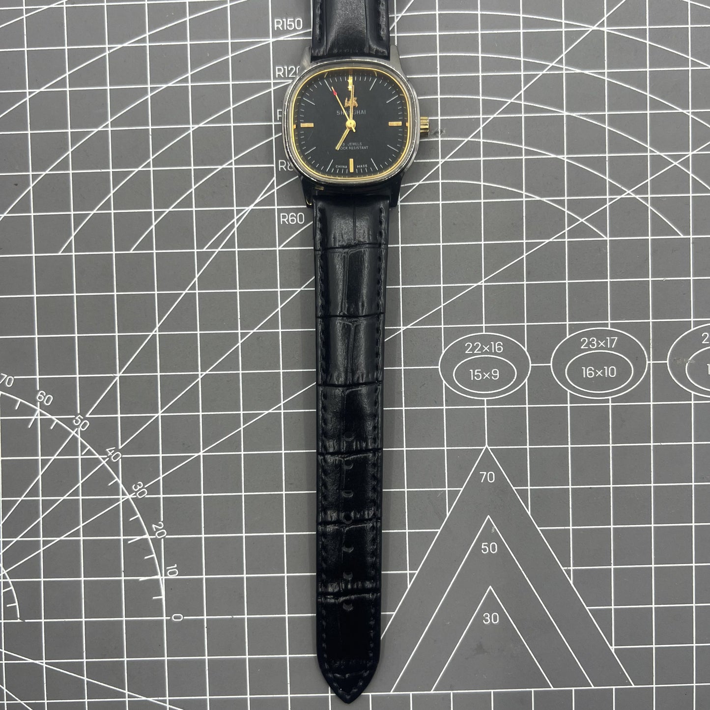 Mechanische Manuelle Uhr 34mm mit schwarzem Zifferblatt, 19 Steine, sto�fest, von Shanghai f�r pr�zise Zeitmessung.