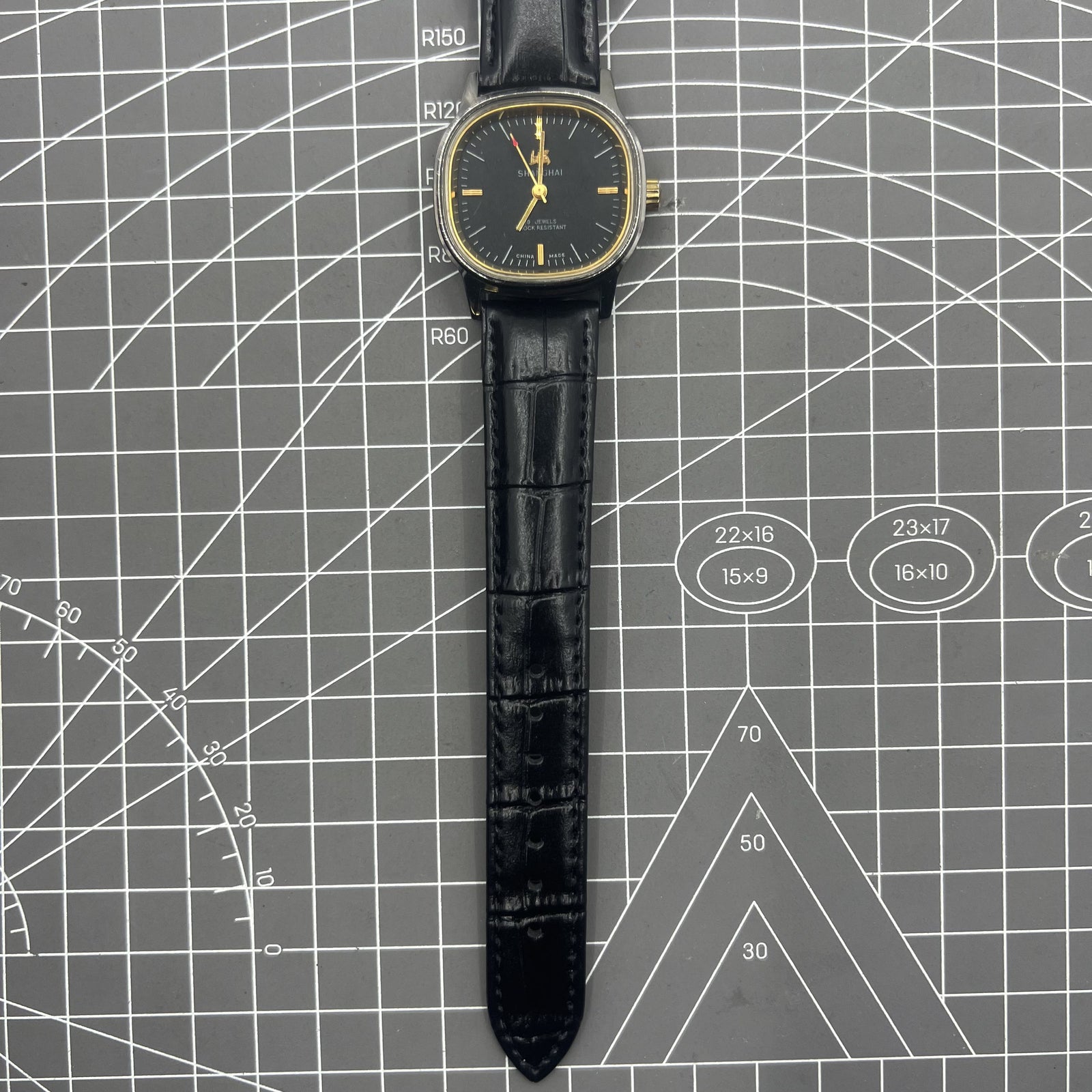 Mechanische Manuelle Uhr 34mm mit schwarzem Zifferblatt, 19 Steine, sto�fest, von Shanghai f�r pr�zise Zeitmessung.