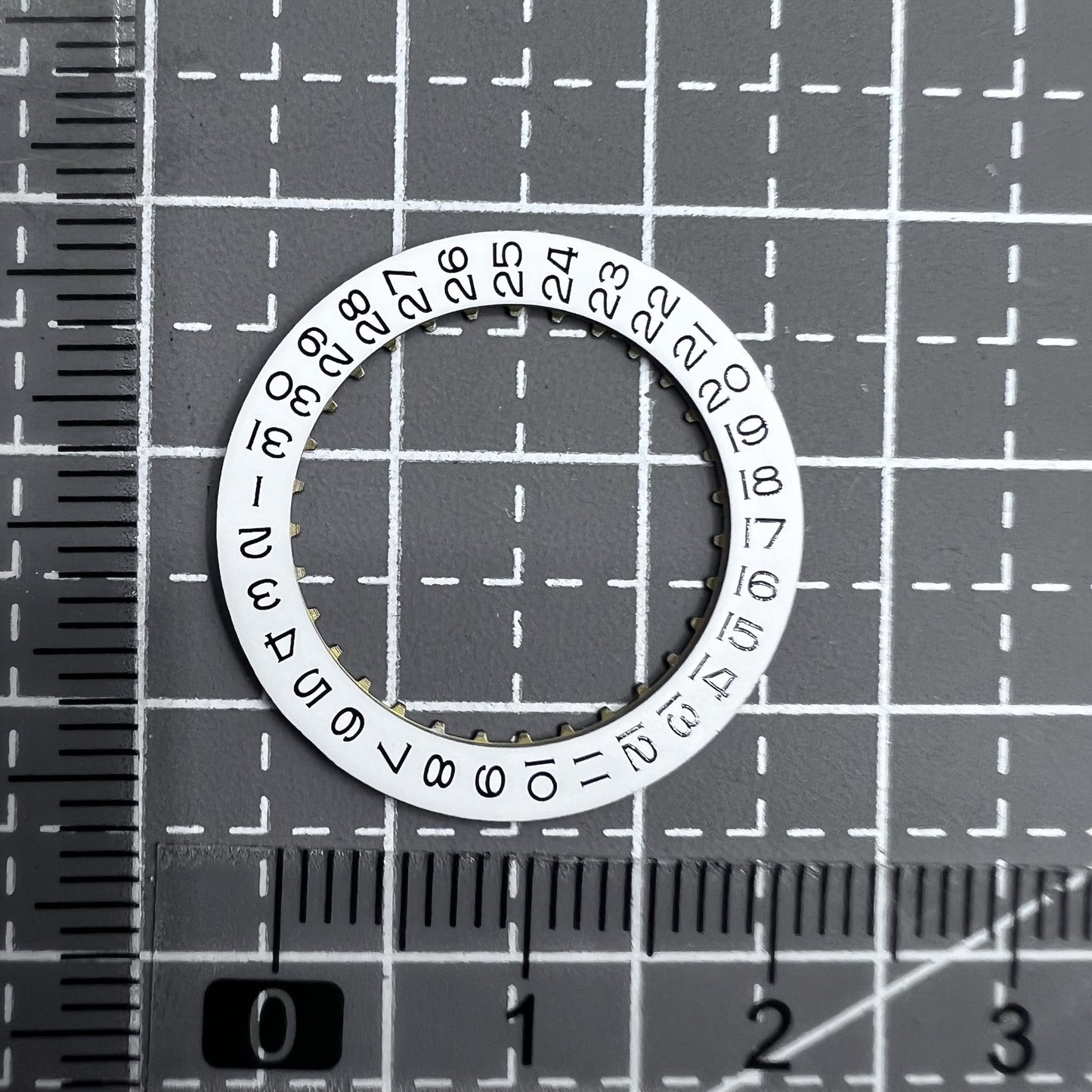 Schwarze Schrift auf wei�er Datumsscheibe f�r ETA2836 Uhrwerk, Datum bei 3 Uhr, Ersatzteil von ETA.