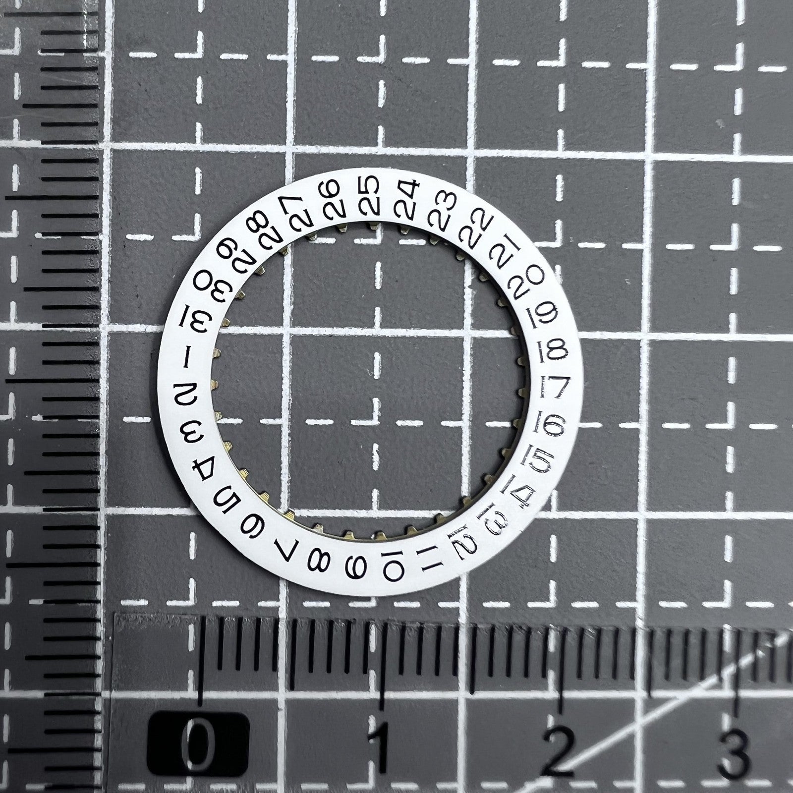 Schwarze Schrift auf wei�er Datumsscheibe f�r ETA2836 Uhrwerk, Datum bei 3 Uhr, Ersatzteil von ETA.