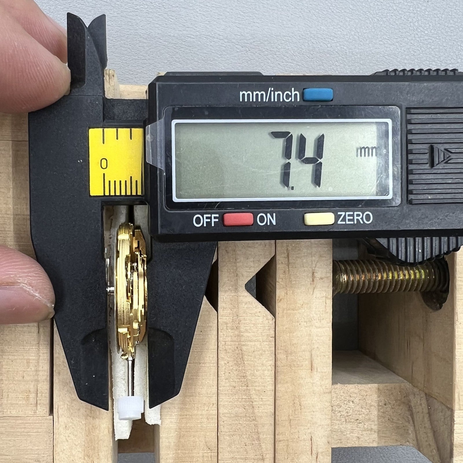 Hangzhou 6460 mechanical watch movement with GMT function, precise ETA 2836 replacement part for watch repair.
