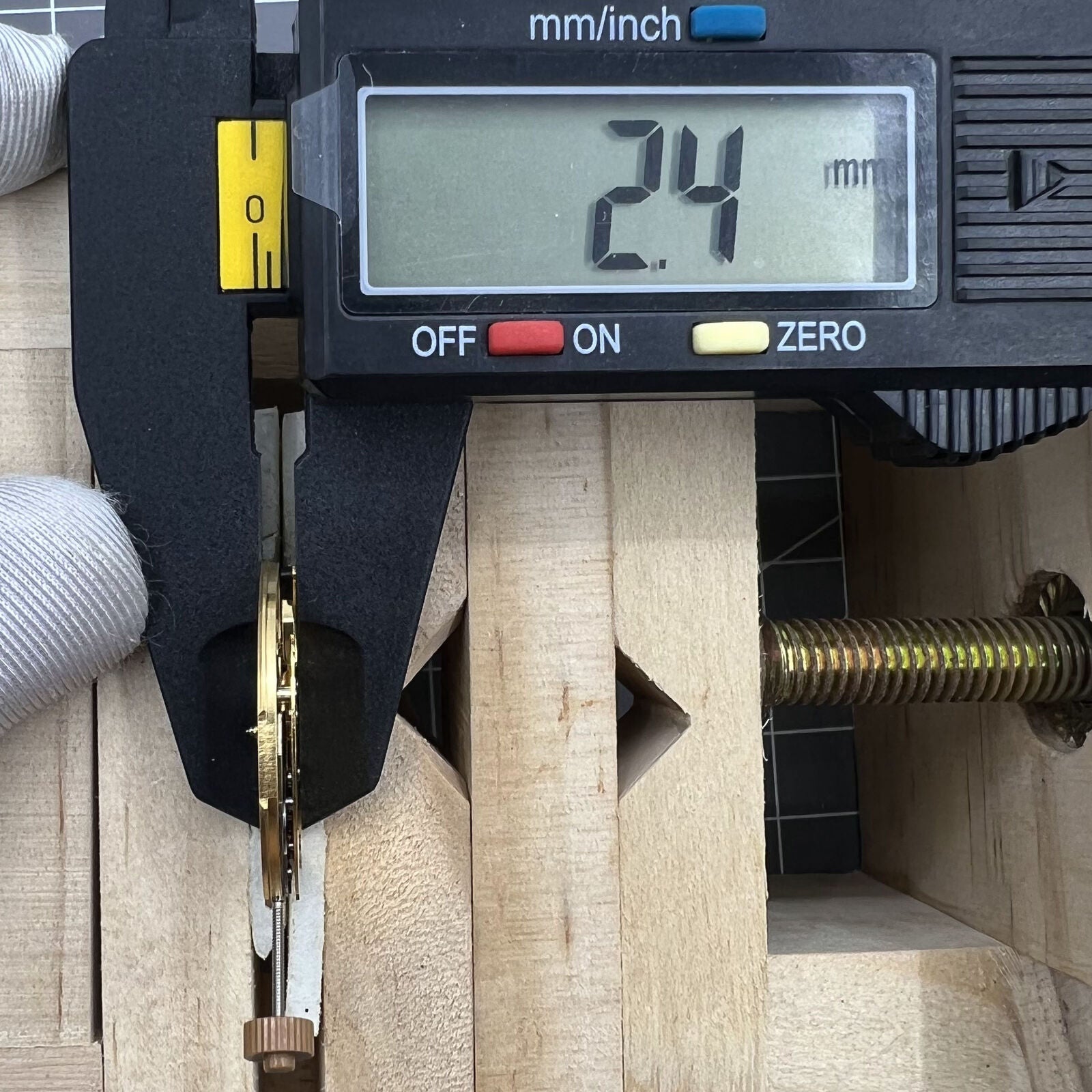 Swiss Made Ronda 6003D quartz watch movement for precise timekeeping in watch accessories.