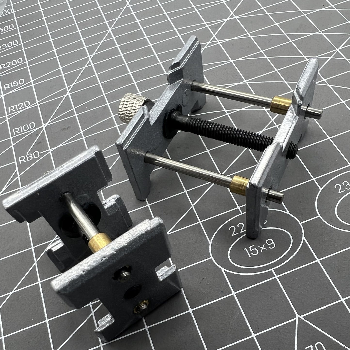 2 PIECES/set Movement Holder Watch Case Metal Watchmaker Clamp Repair Tool