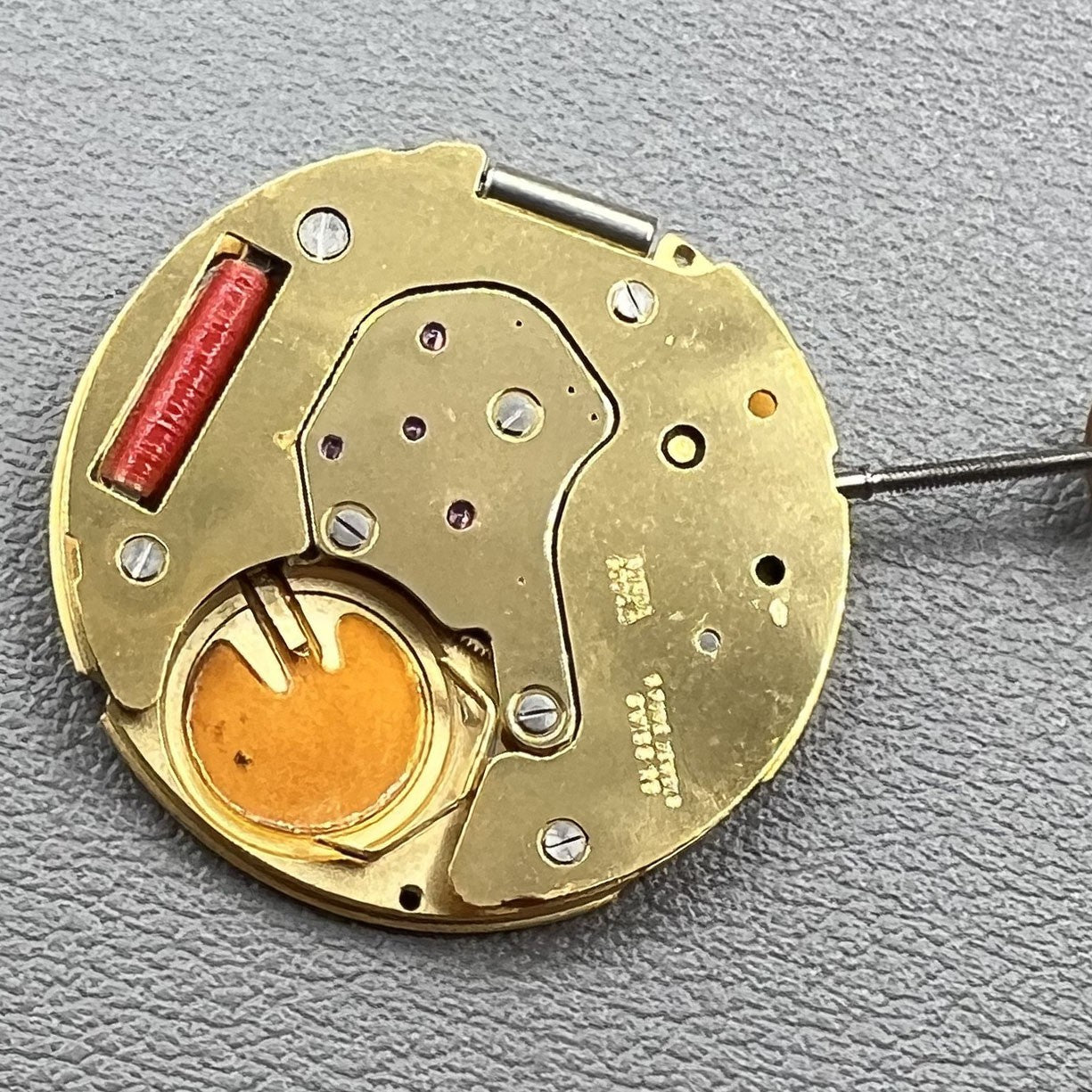 Schweizer Ronda 6004d 6004.D Quartz Uhrenbewegungsdatum bei 3