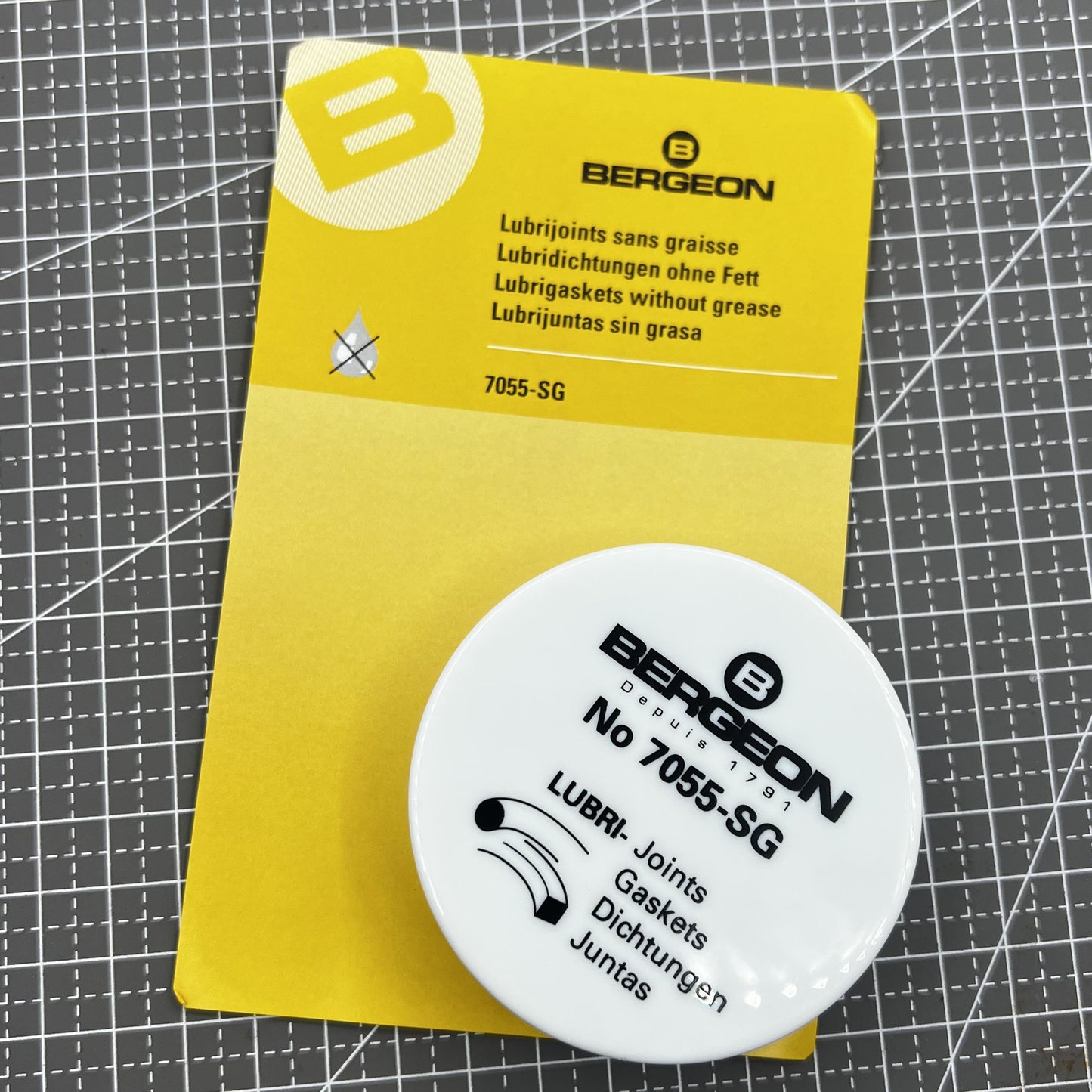 Swiss Bergeon 7055-SG watch lubricant seals box with two silicone grease foam pads for accessories.