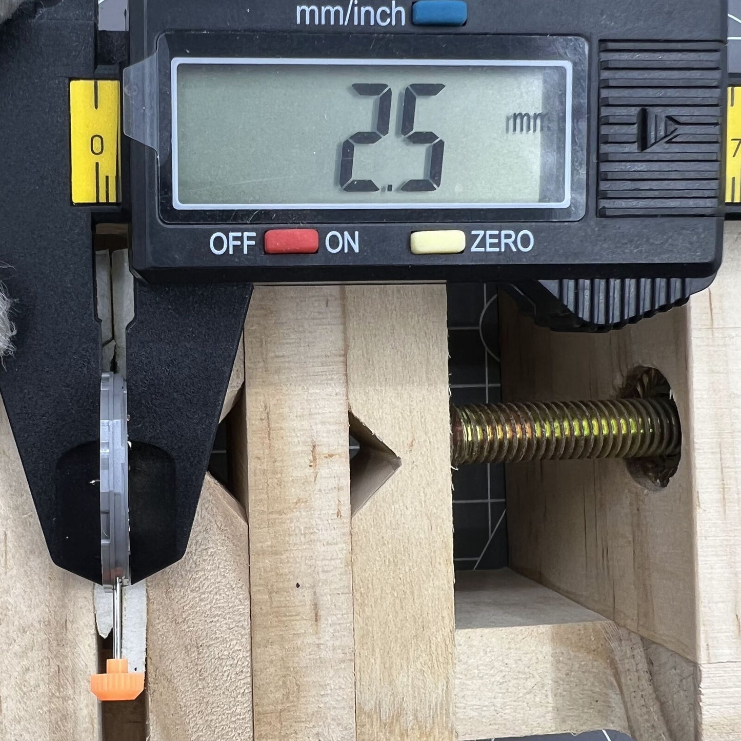 Miyota 1M02 quartz watch dial showing English-Chinese day-date display for precise timekeeping accessory.