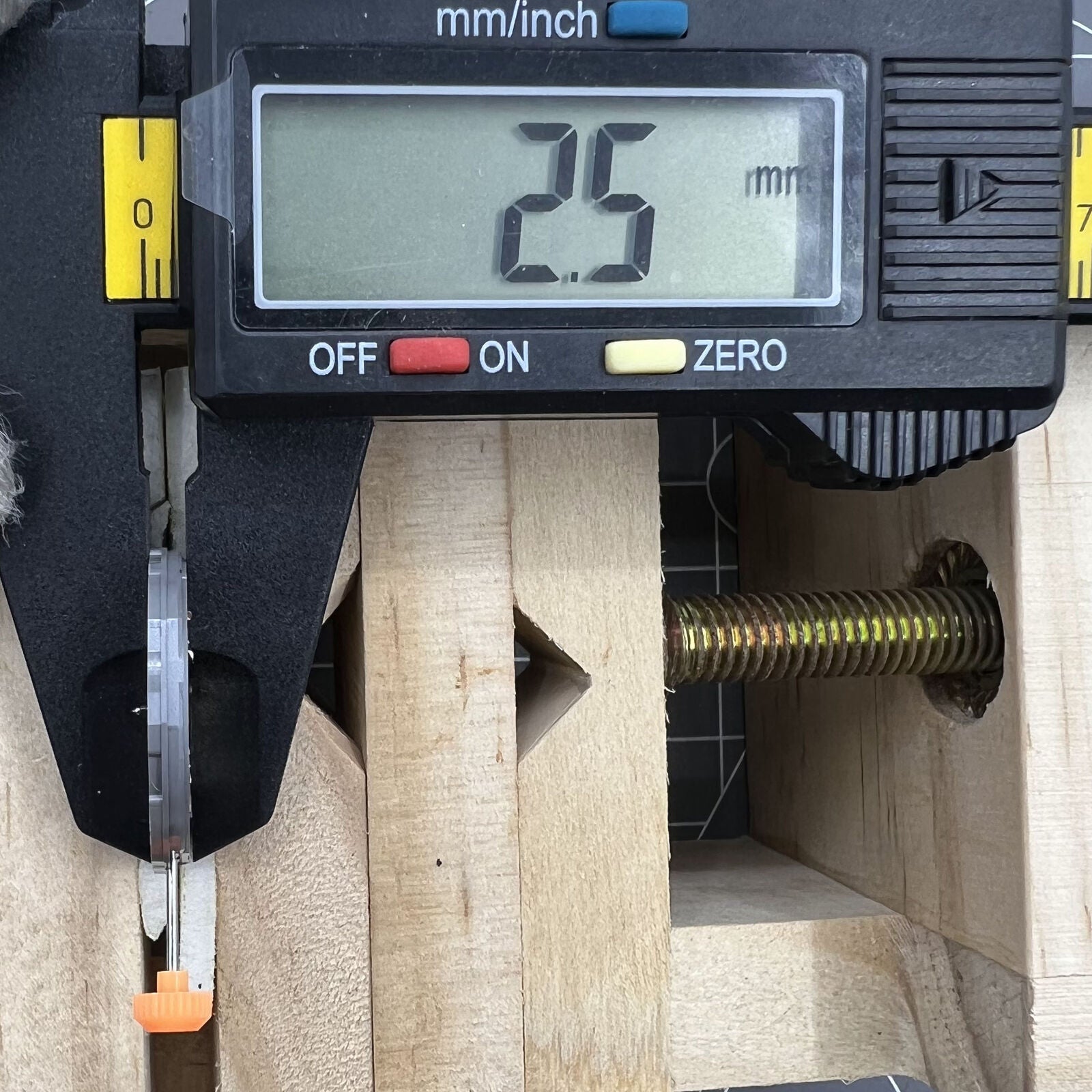 Miyota 1M02 quartz watch dial showing English-Chinese day-date display for precise timekeeping accessory.