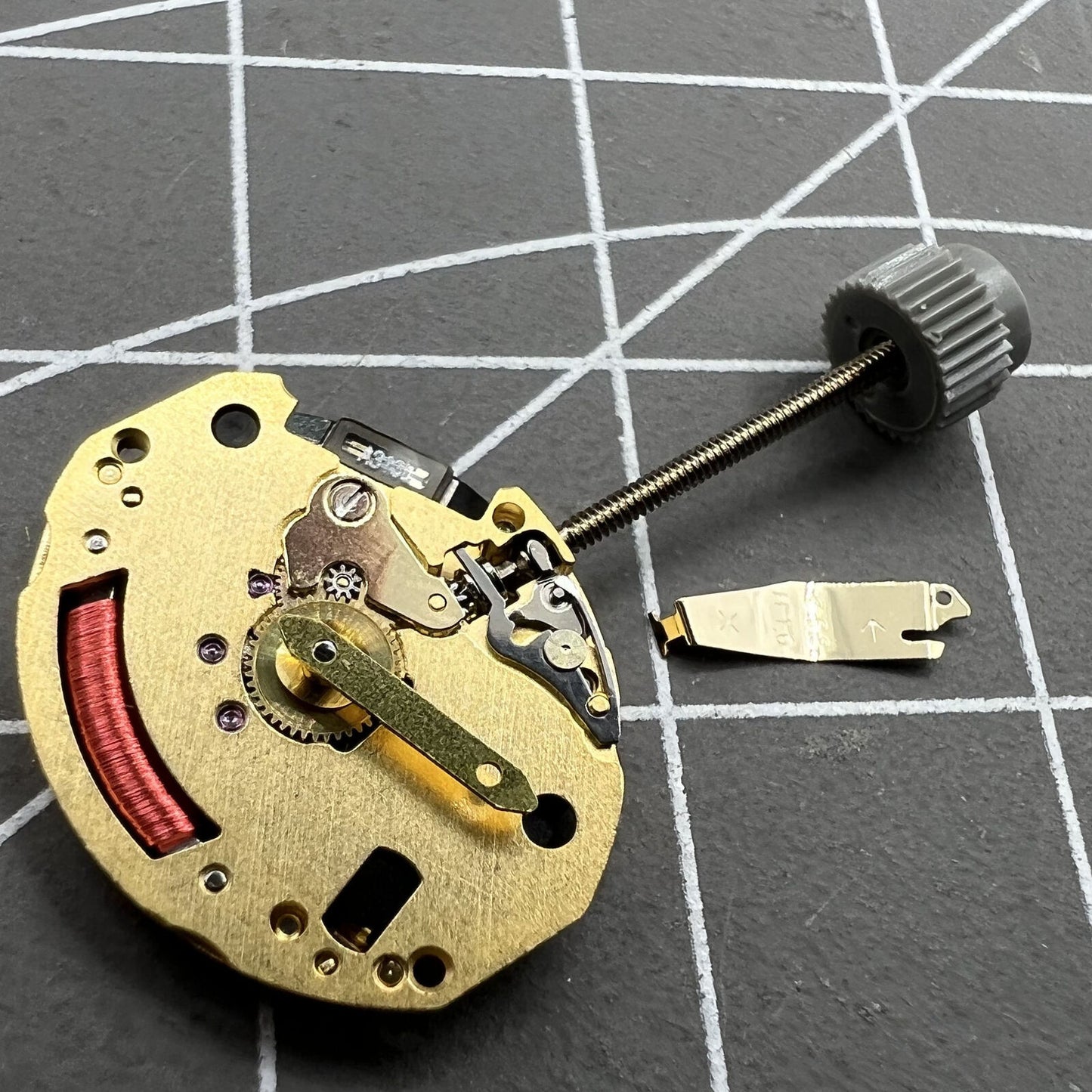 ETA 976.001 quartz watch movement with 2 hands for precise timekeeping in watch accessories.
