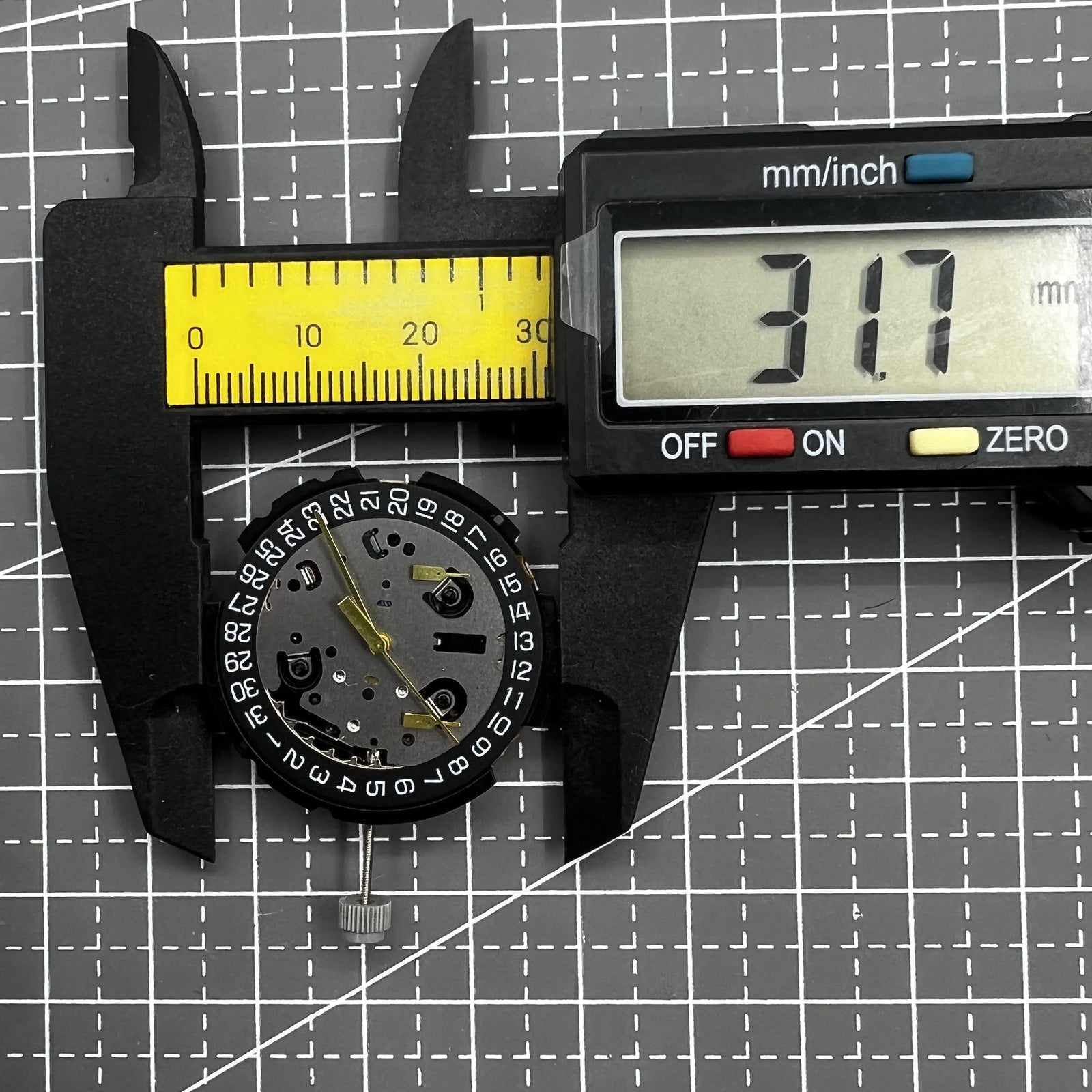 ETA Quarzuhrwerk G10 212 mit schwarzem Zifferblatt, drei Zeigern und Datumsanzeige um drei Uhr