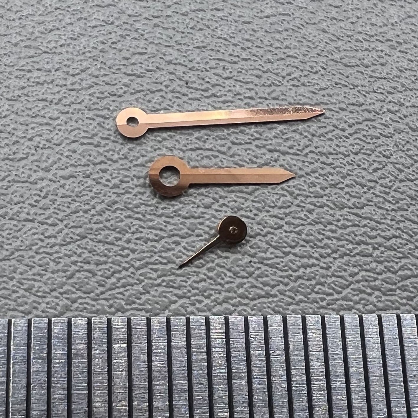 Rose gold arrow-shaped watch hands for Miyota 1L45 movement, stylish trim.