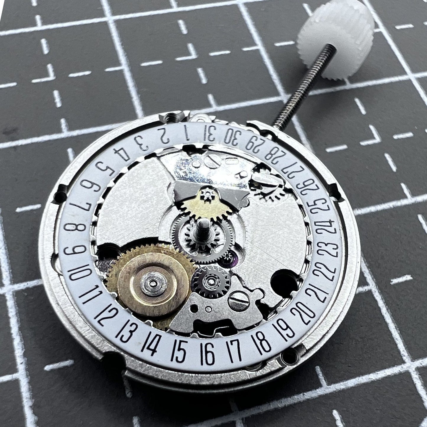 Swiss ETA95614 quartz movement watch mechanism with 2 hands and single calendar date at 6 o'clock, precision timekeeping.