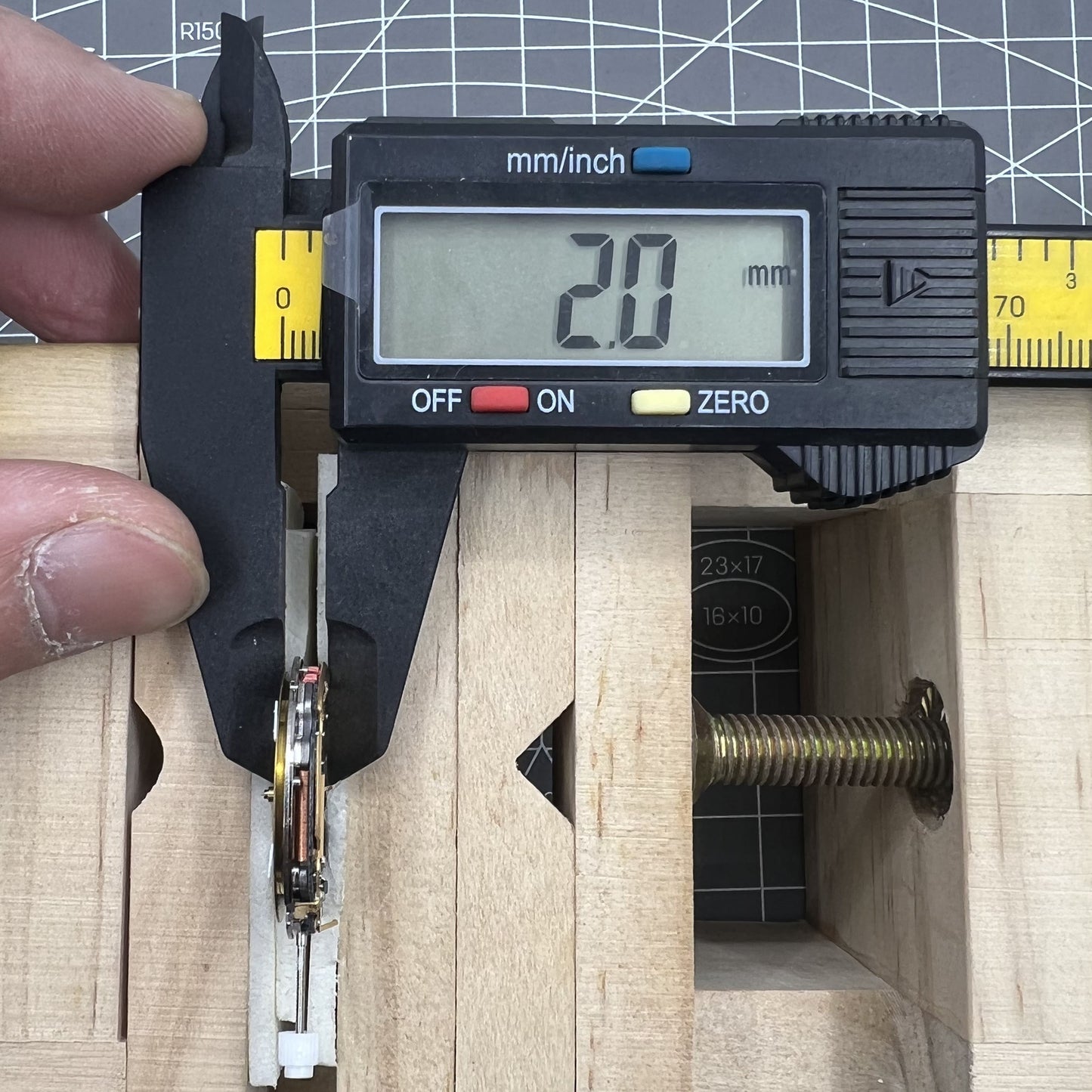 Golden ISA Multifunktionale Quarzuhr Modell 8271 mit Datum bei 6 Uhr