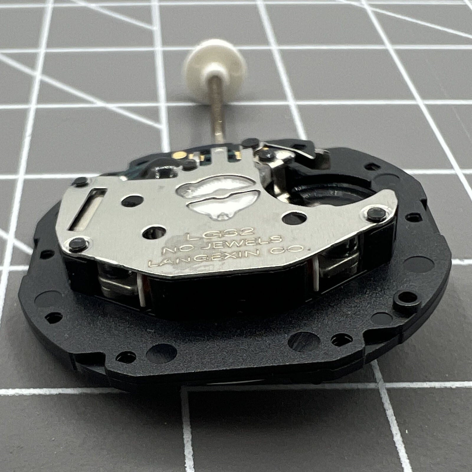LG32 quartz watch movement repair part with date window at 3 o?clock, precise timekeeping component.