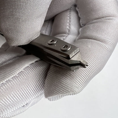 Bergeon 7825 spring bar tweezer for precise watch lug removal and fitting, ideal for watch repair professionals.