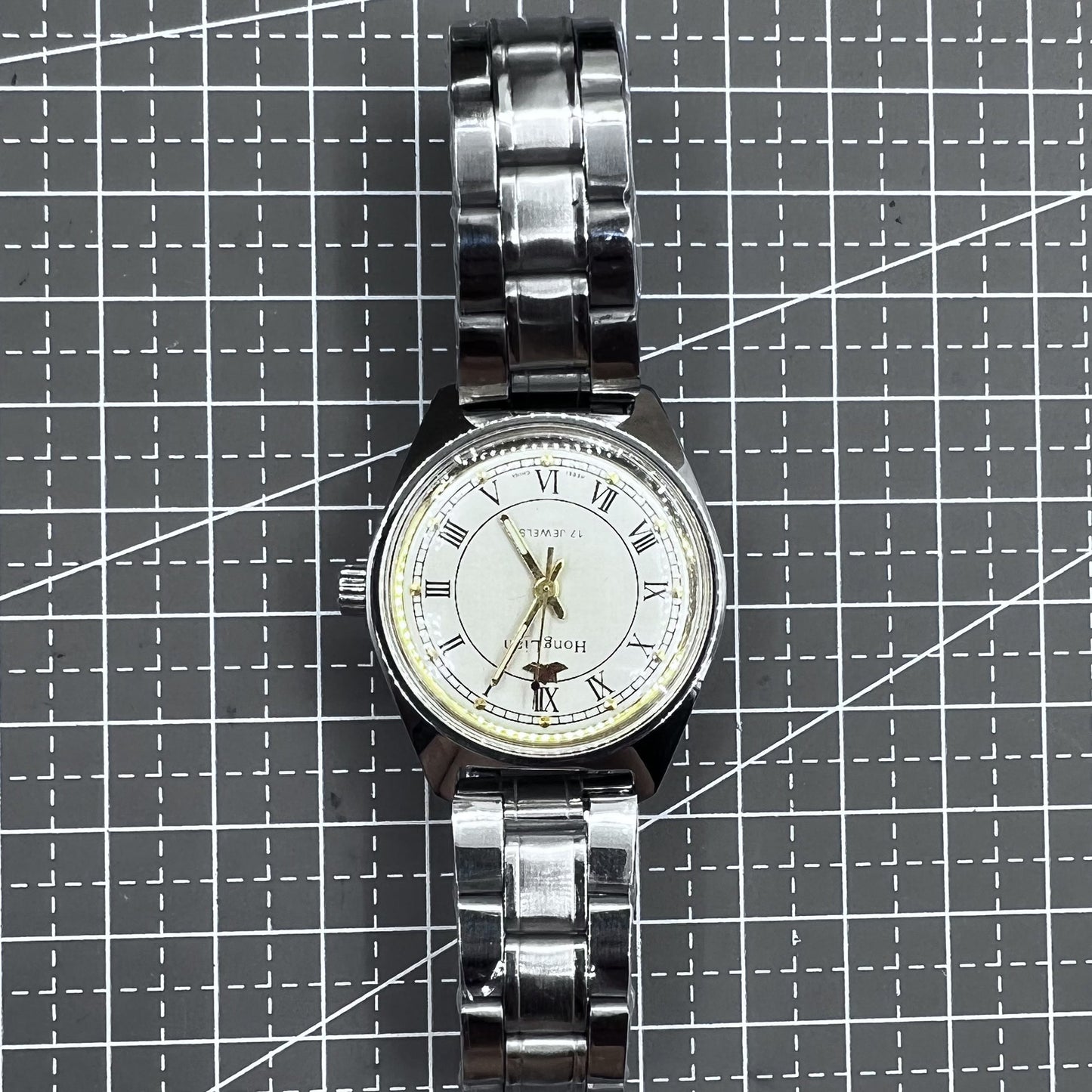 32mm Silver HONGLIAN manual watch with 17 jewels and Roman numeral dial design