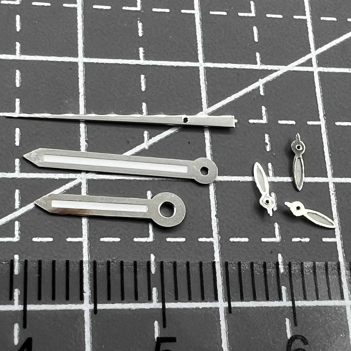 2er Set Pfeilförmige Leuchtzeiger Grün mit Silberrand für VD53 VD54 VD57